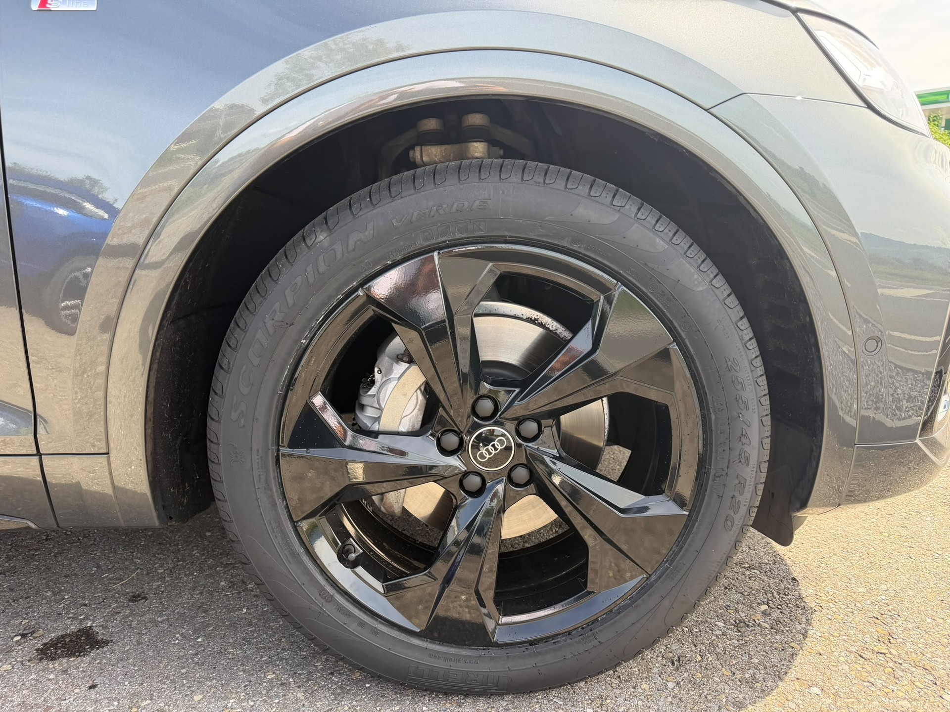 AUDI Q5 40 TDI Black Edition quattro S-tronic-image-13