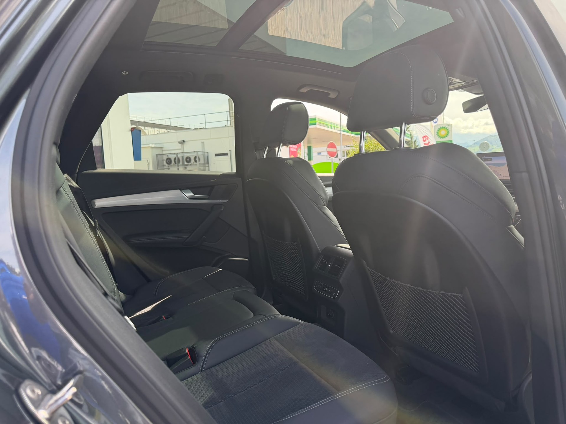 AUDI Q5 40 TDI Black Edition quattro S-tronic-image-11