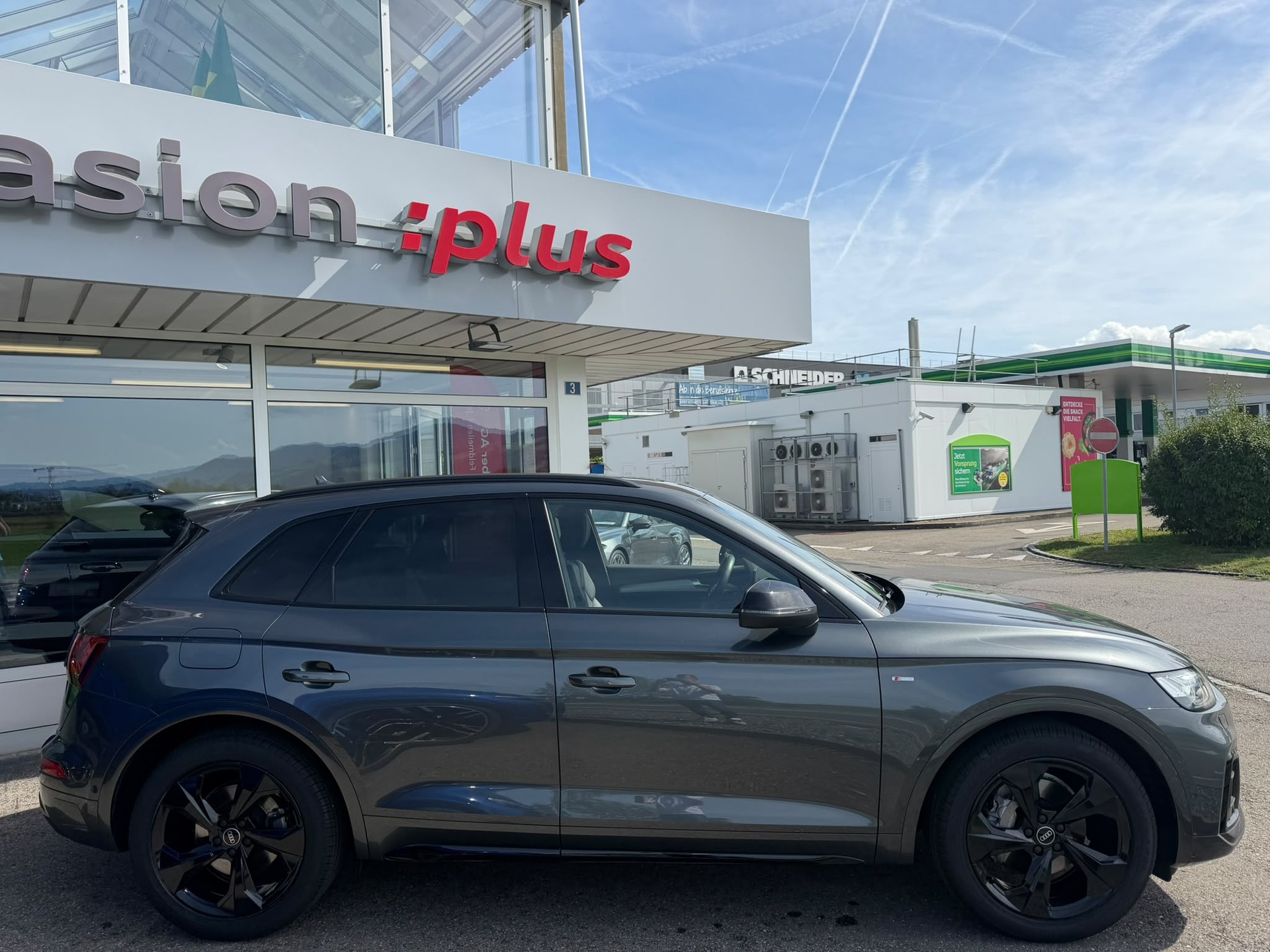 AUDI Q5 40 TDI Black Edition quattro S-tronic-image-2