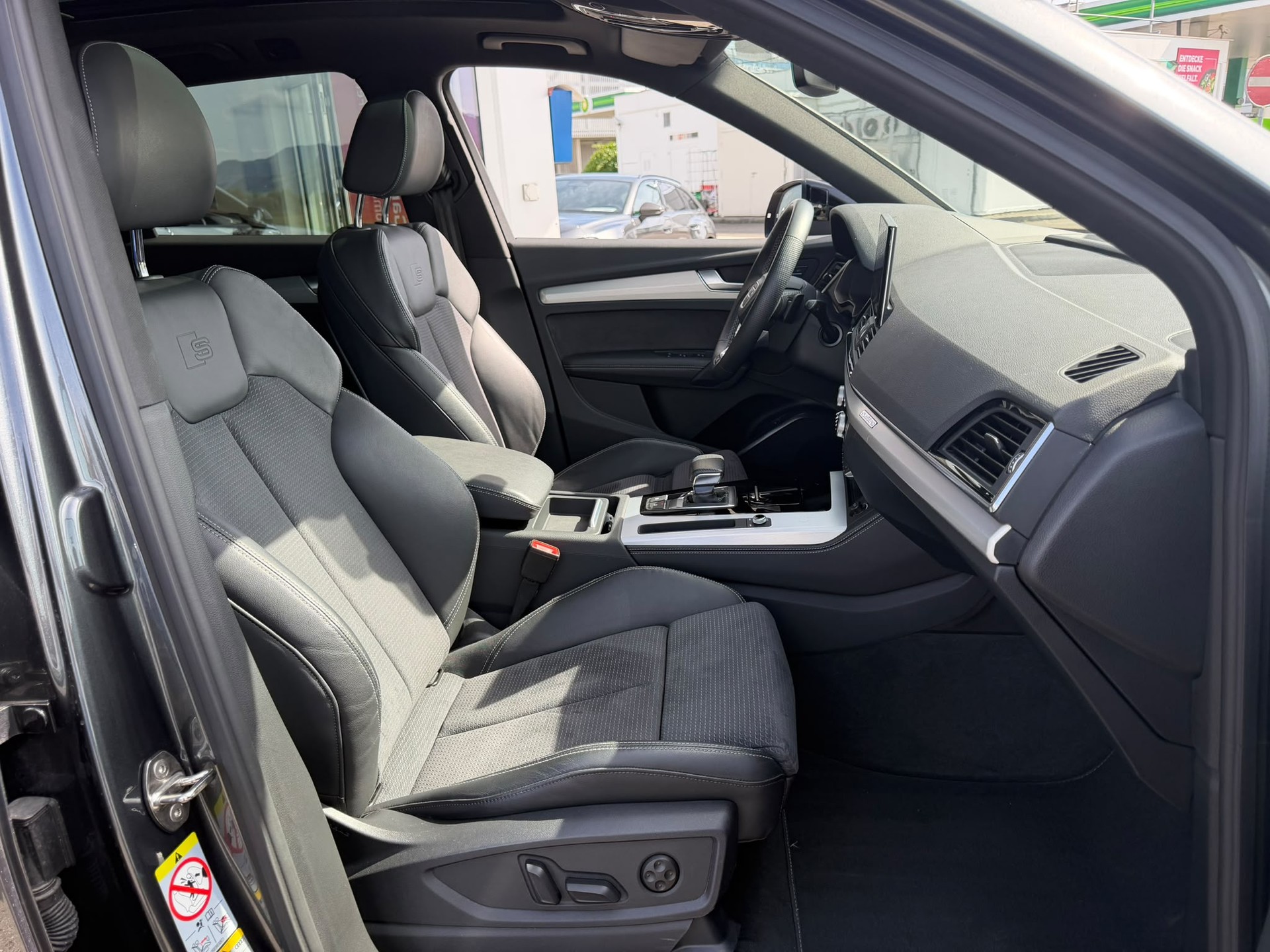AUDI Q5 40 TDI Black Edition quattro S-tronic-image-12