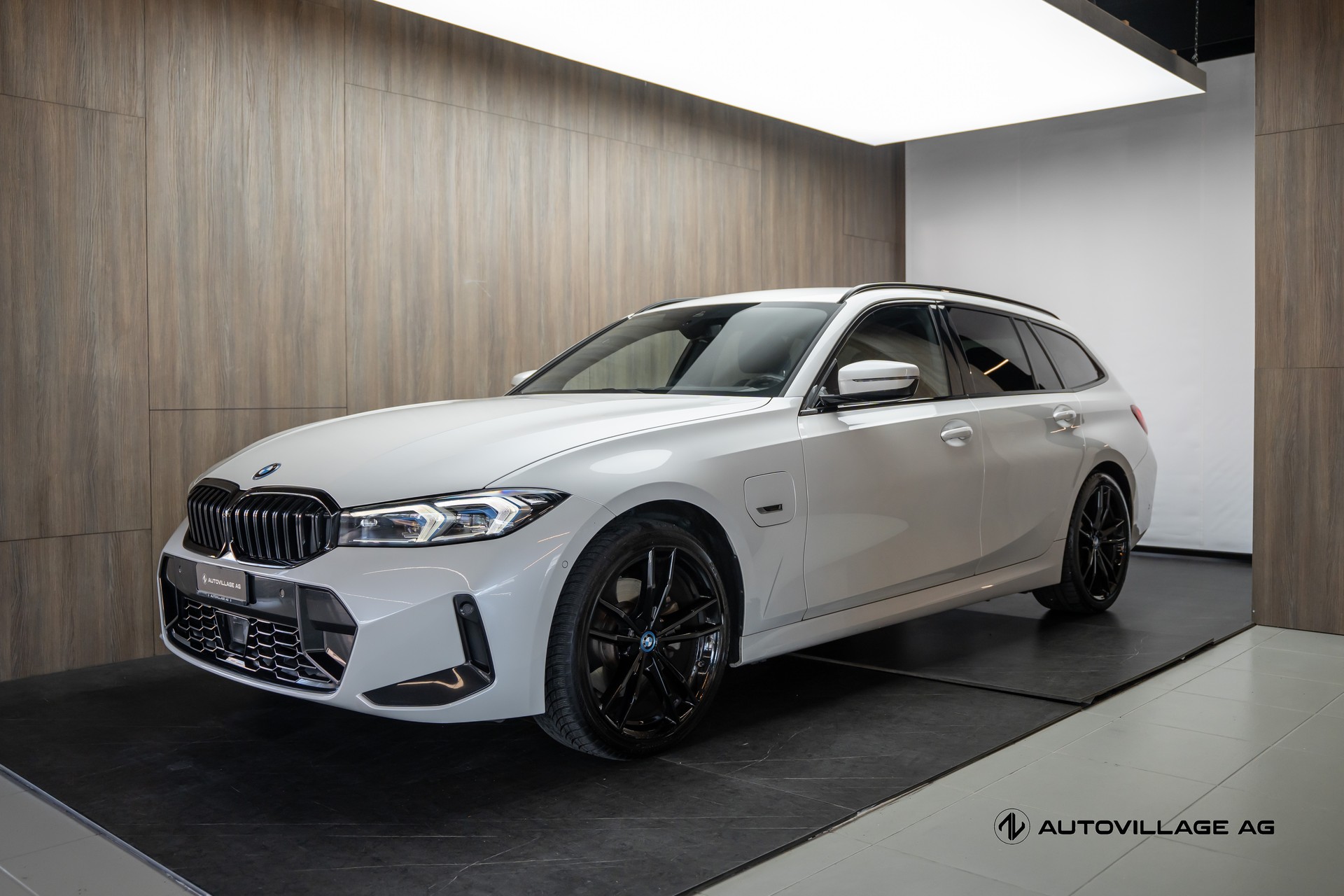 BMW 320e xDrive Touring Steptronic M Sport-image-0