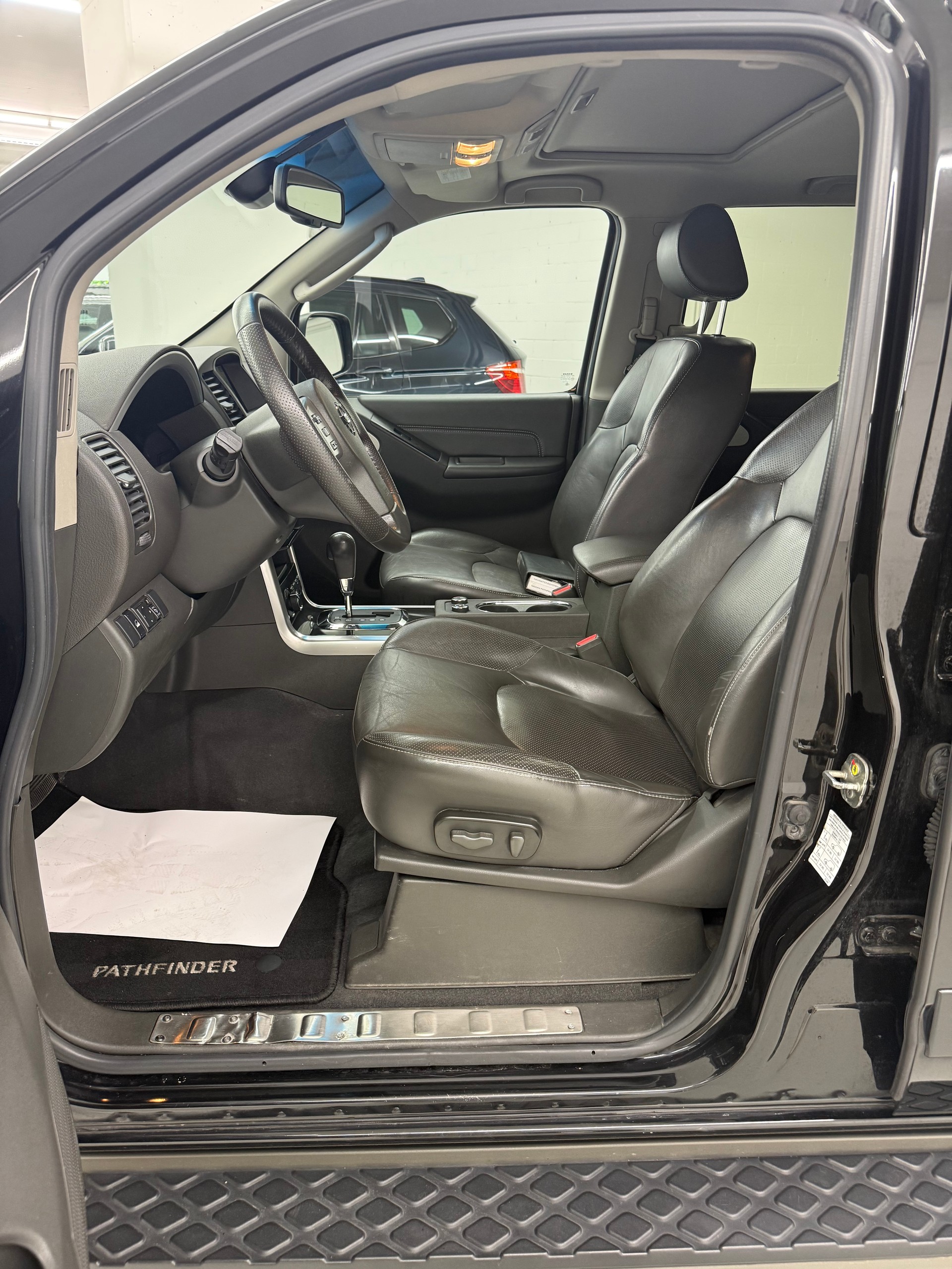 NISSAN Pathfinder 3.0 dCi LE Automatic-image-12