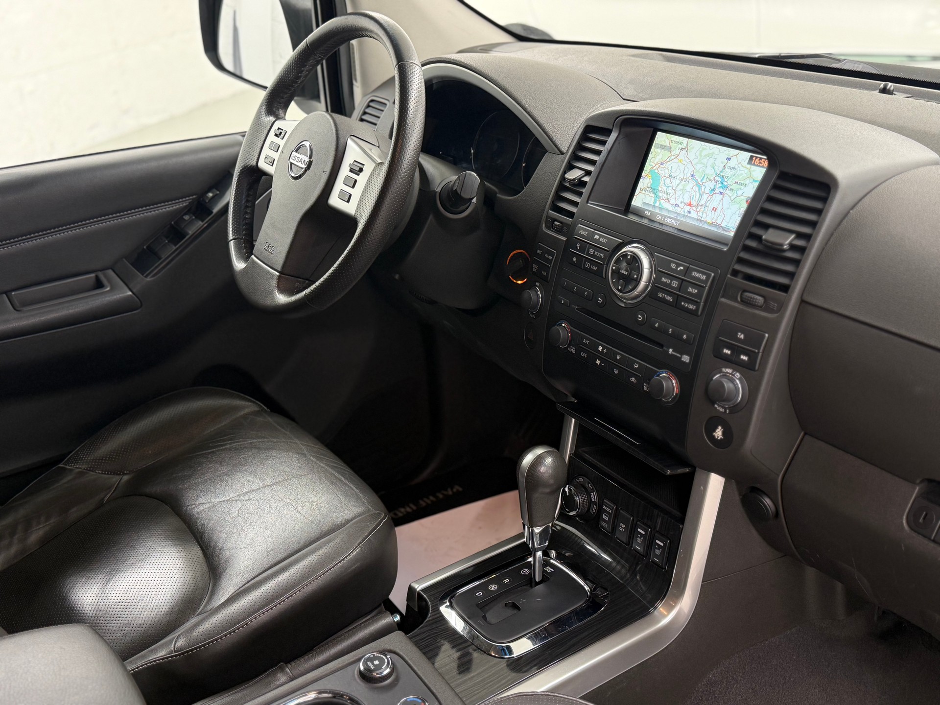 NISSAN Pathfinder 3.0 dCi LE Automatic-image-16