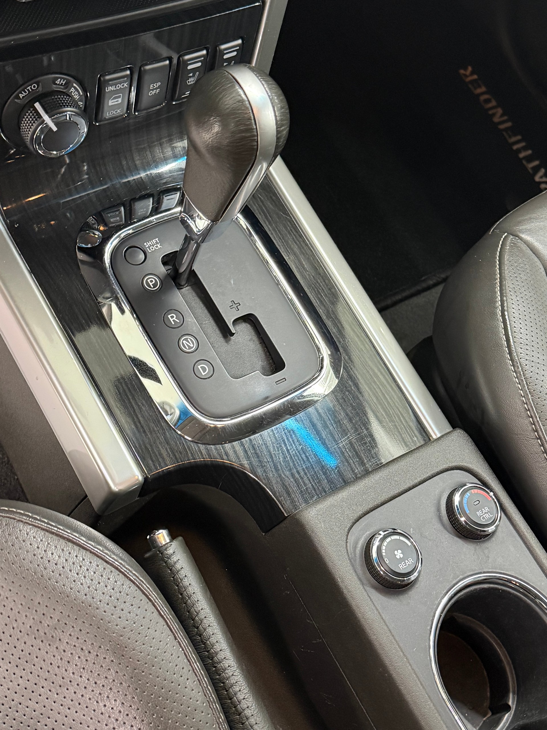 NISSAN Pathfinder 3.0 dCi LE Automatic-image-15