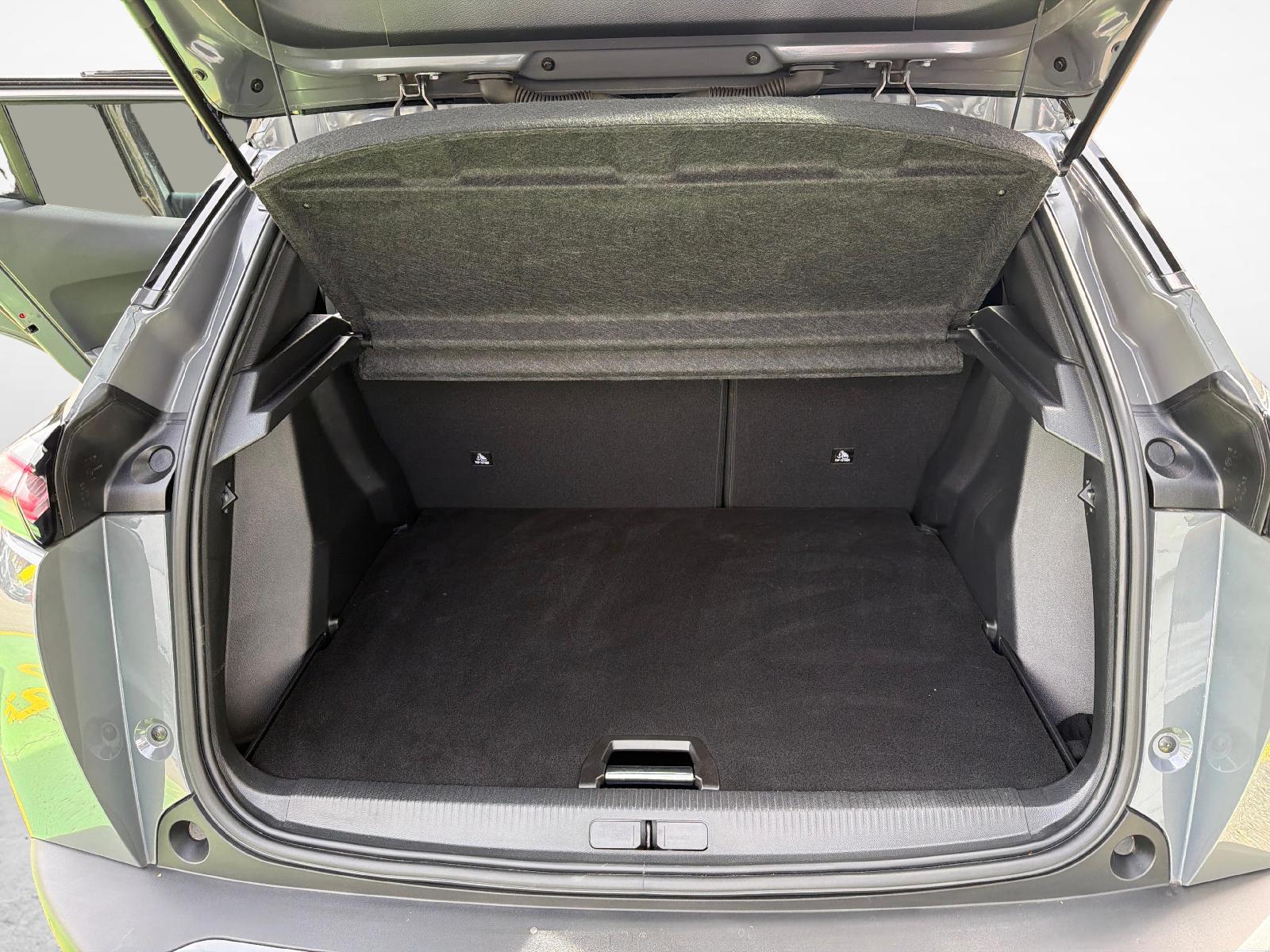 PEUGEOT 2008 1.2 PureTech 130 GT-image-9