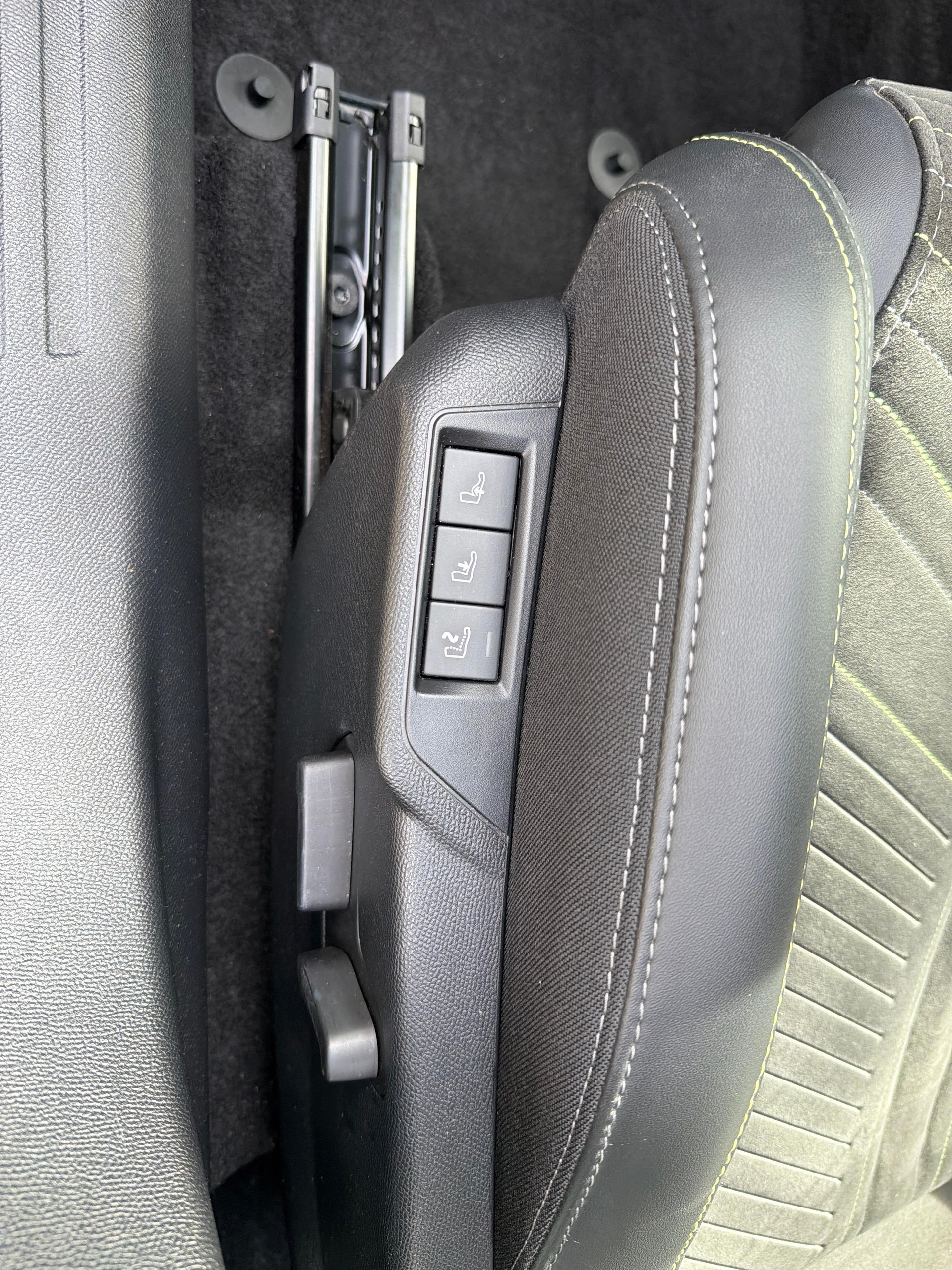 PEUGEOT 2008 1.2 PureTech 130 GT-image-12