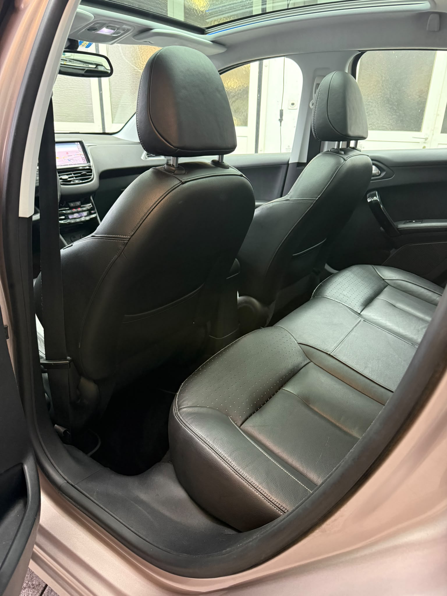 PEUGEOT 208 1.6 e-HDI Active-image-5