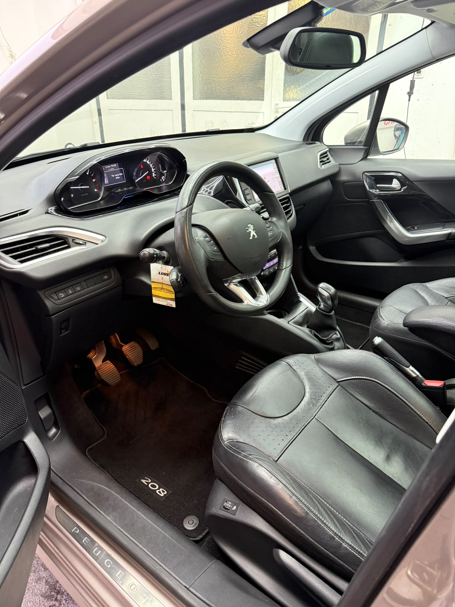 PEUGEOT 208 1.6 e-HDI Active-image-4