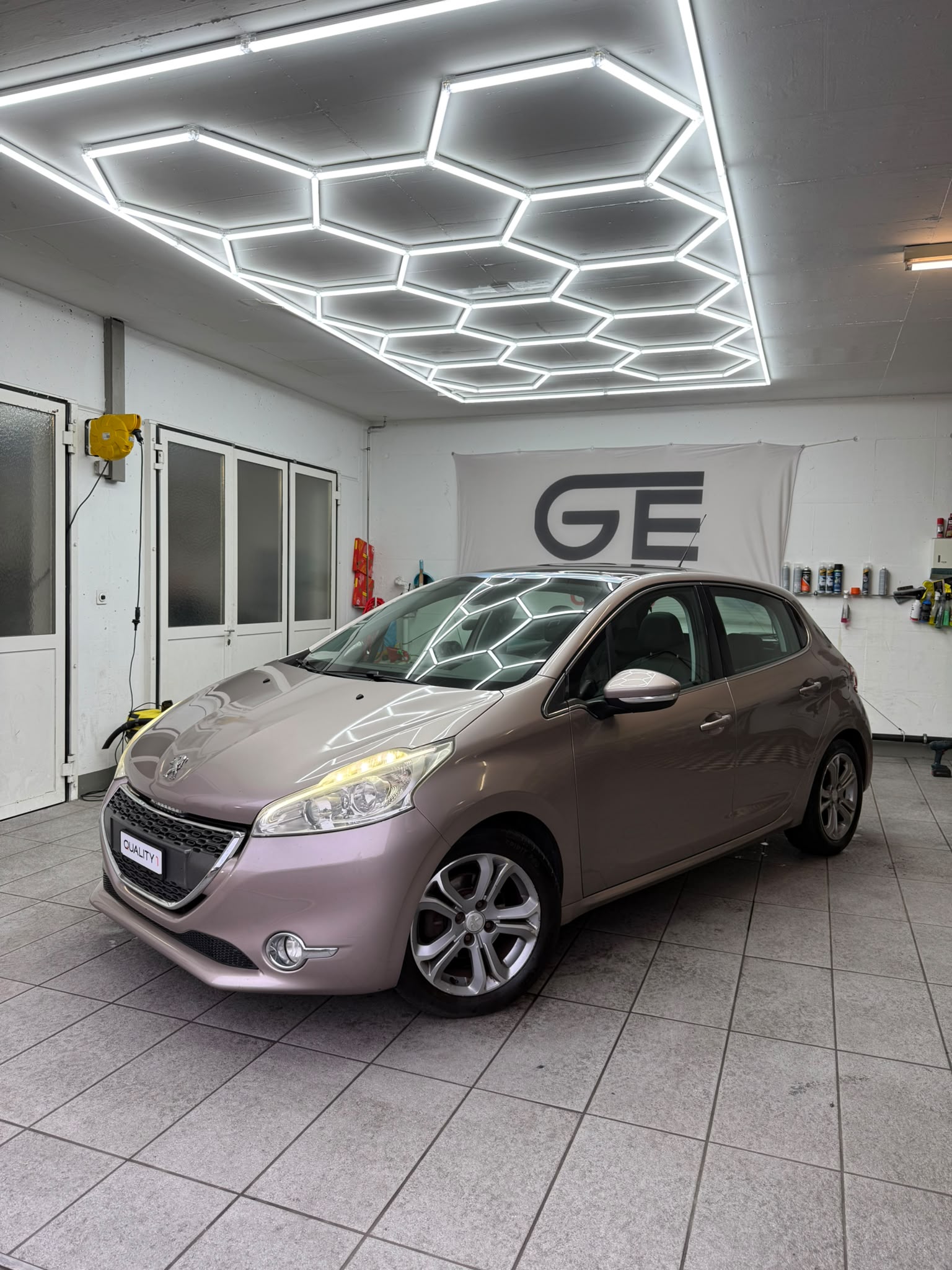 PEUGEOT 208 1.6 e-HDI Active-image-0