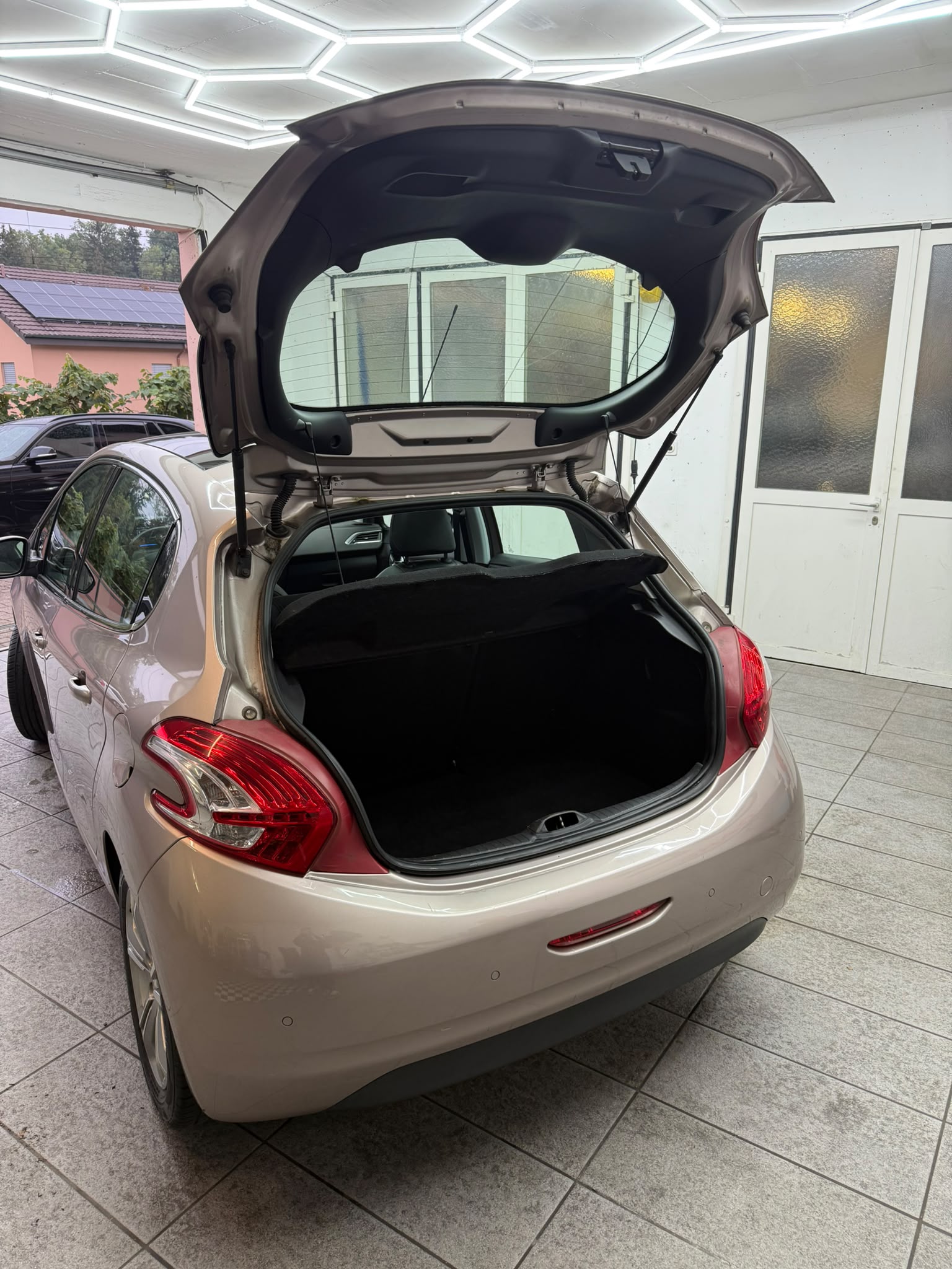 PEUGEOT 208 1.6 e-HDI Active-image-3