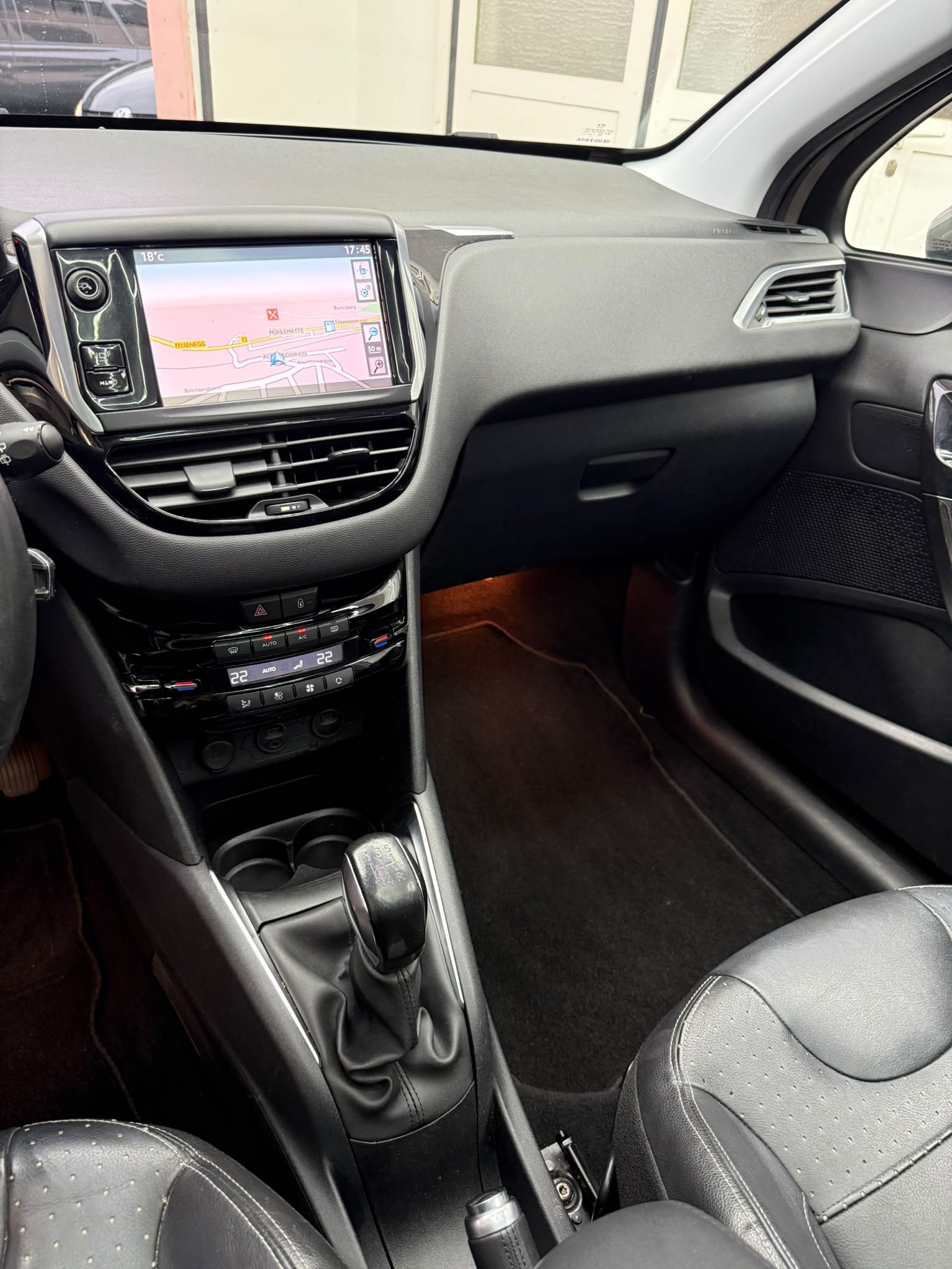 PEUGEOT 208 1.6 e-HDI Active-image-9