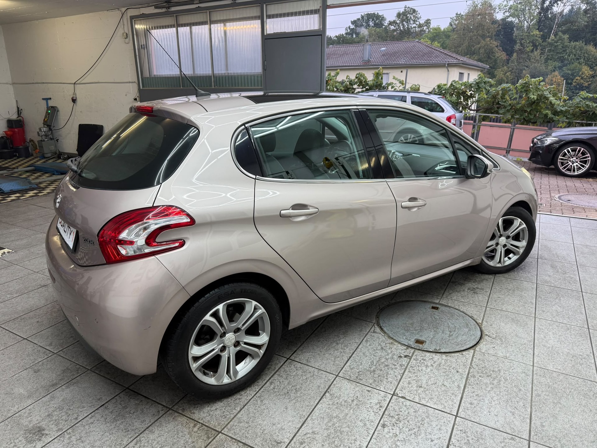 PEUGEOT 208 1.6 e-HDI Active-image-2