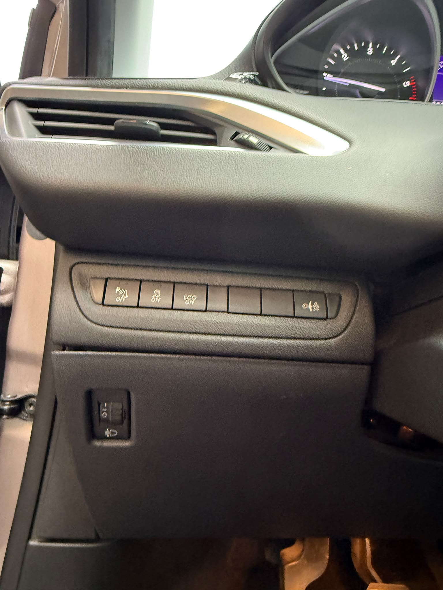 PEUGEOT 208 1.6 e-HDI Active-image-11