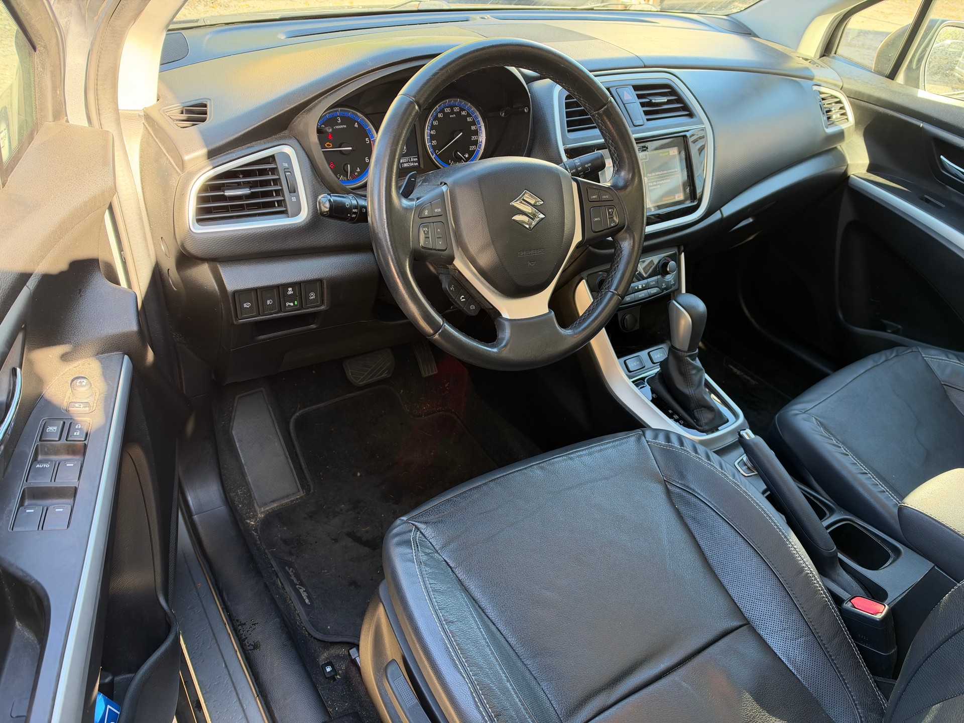 SUZUKI SX4 S-Cross 1.6 TD Compact Top 4WD-image-11