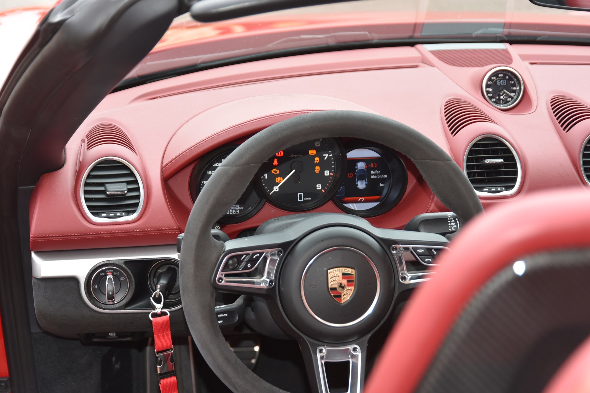 PORSCHE 718 Boxster Spyder-image-12