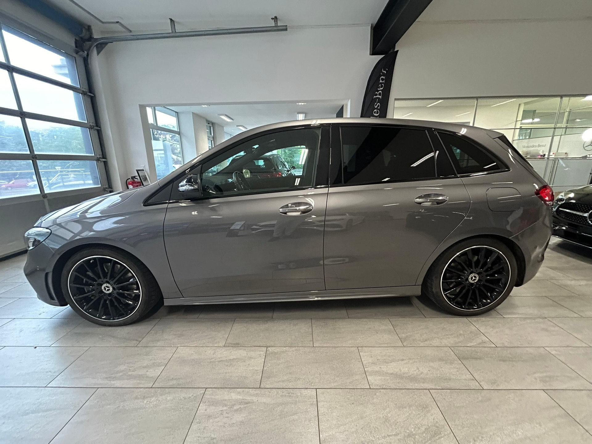 MERCEDES-BENZ B 250 4Matic AMG Line-image-3