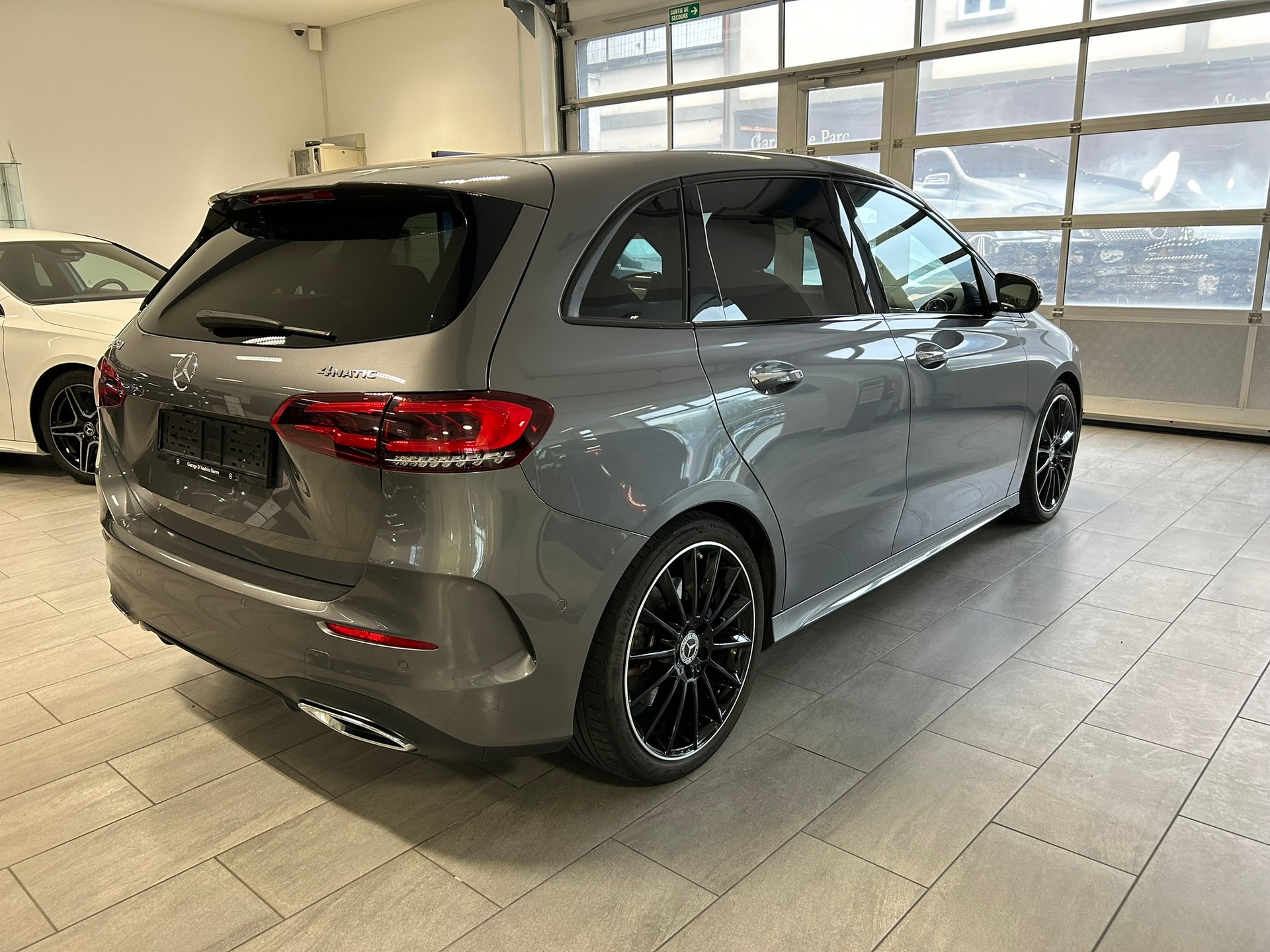 MERCEDES-BENZ B 250 4Matic AMG Line-image-5