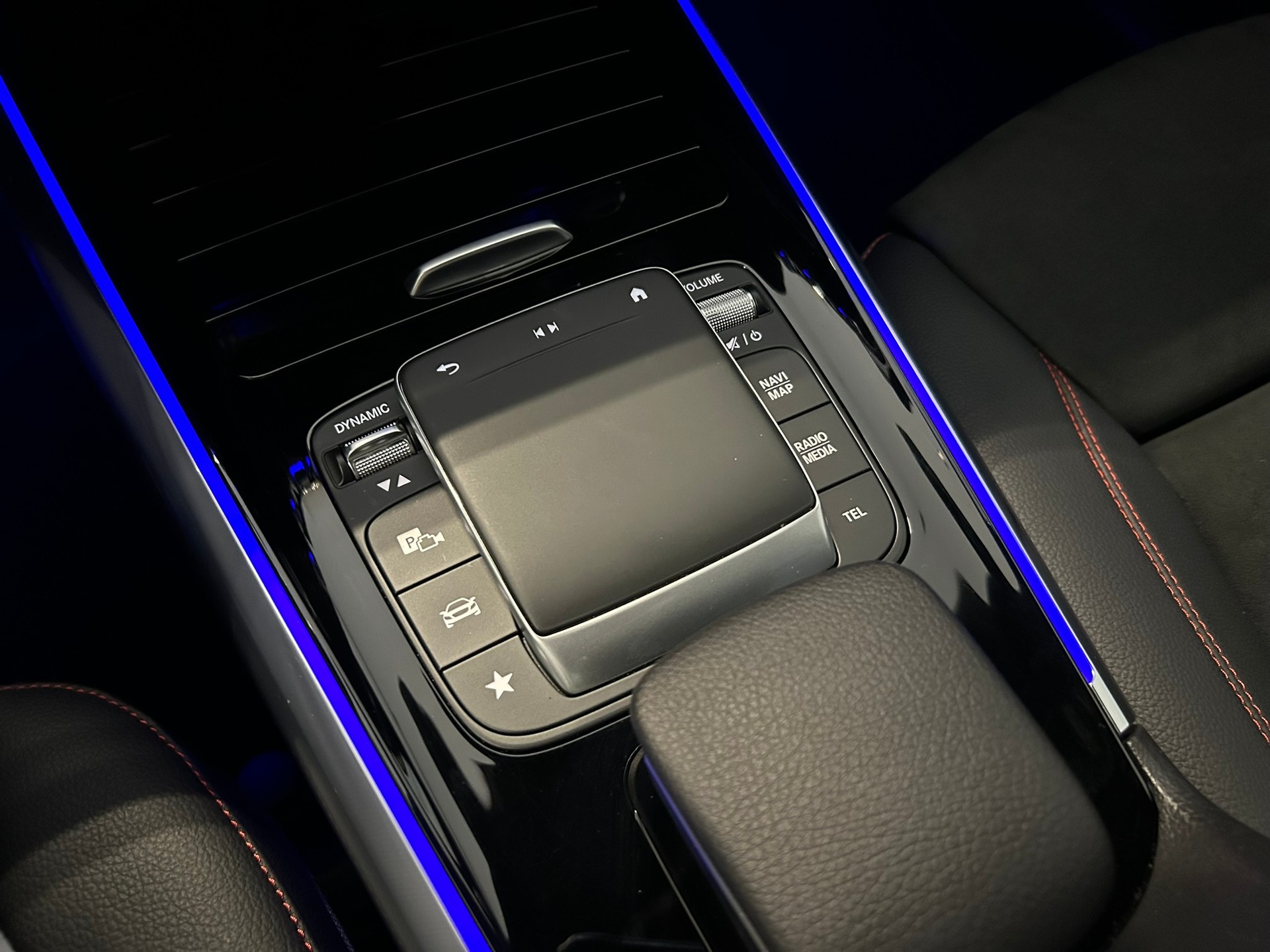 MERCEDES-BENZ B 250 4Matic AMG Line-image-18