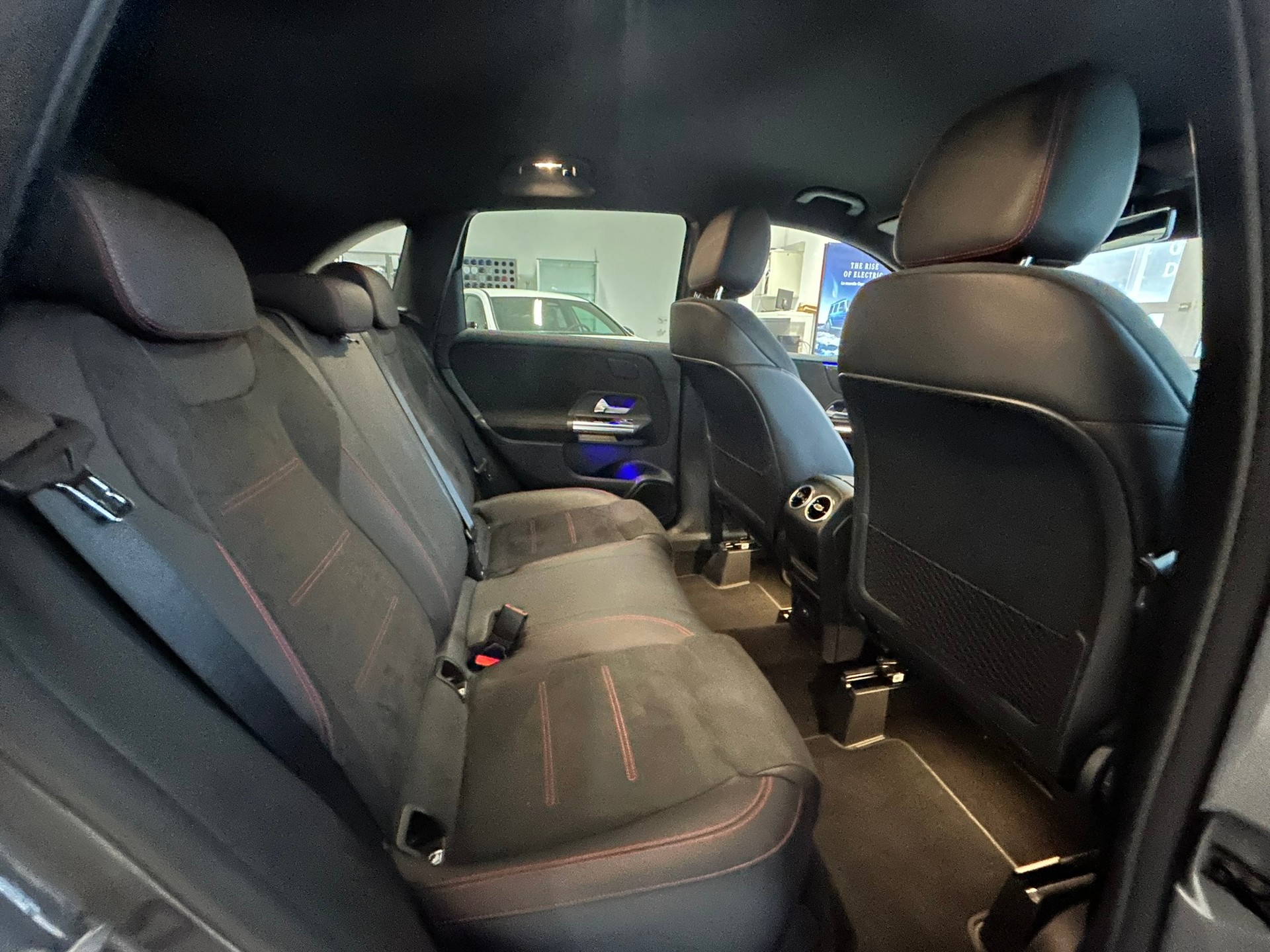 MERCEDES-BENZ B 250 4Matic AMG Line-image-13