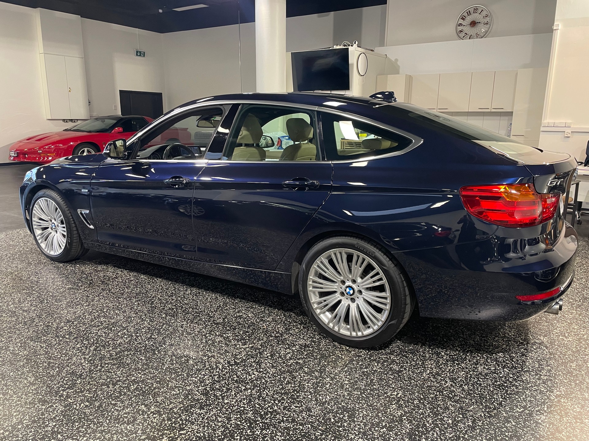 BMW 328i GT Luxury Line Steptronic-image-2