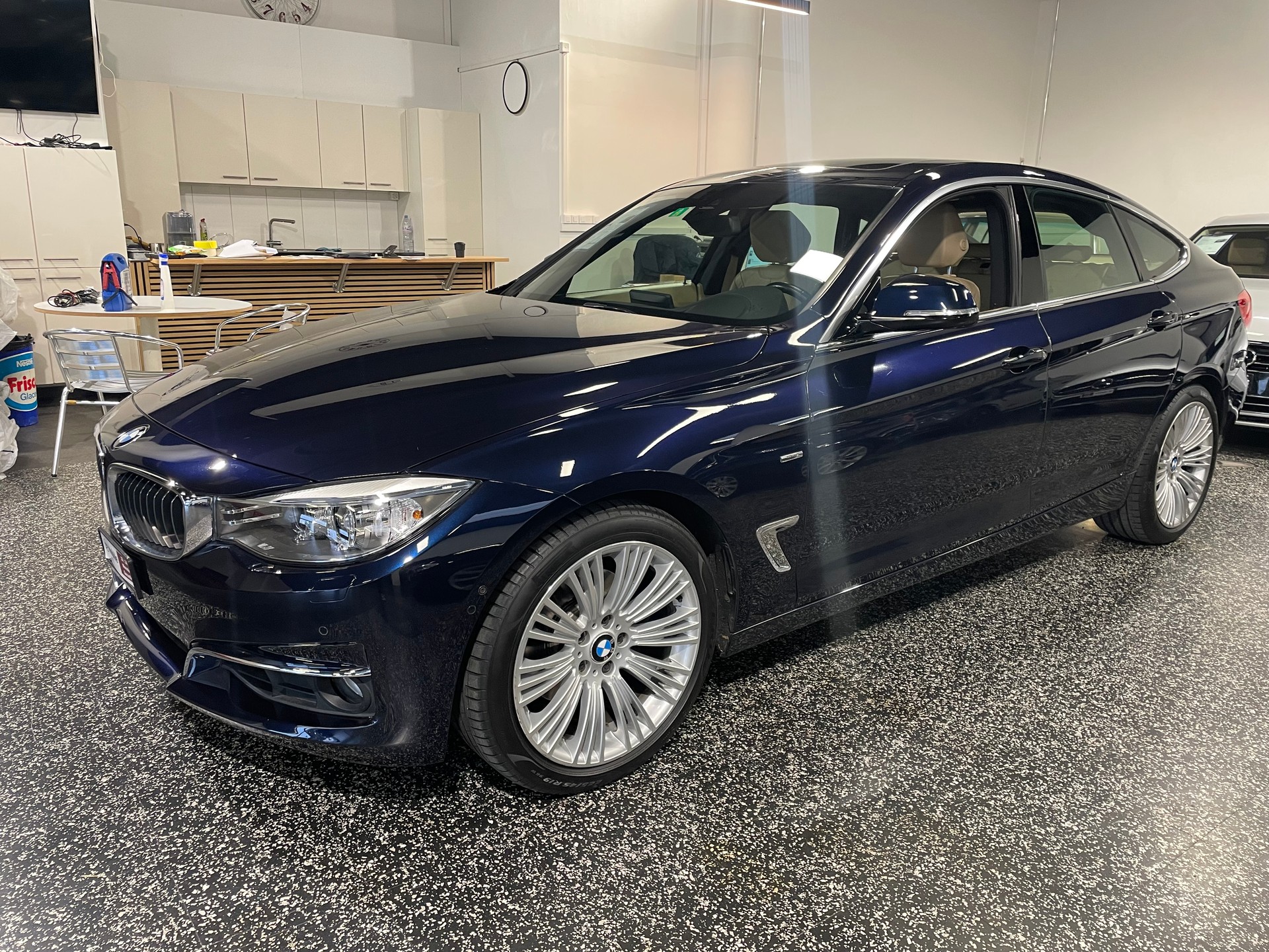 BMW 328i GT Luxury Line Steptronic-image-1
