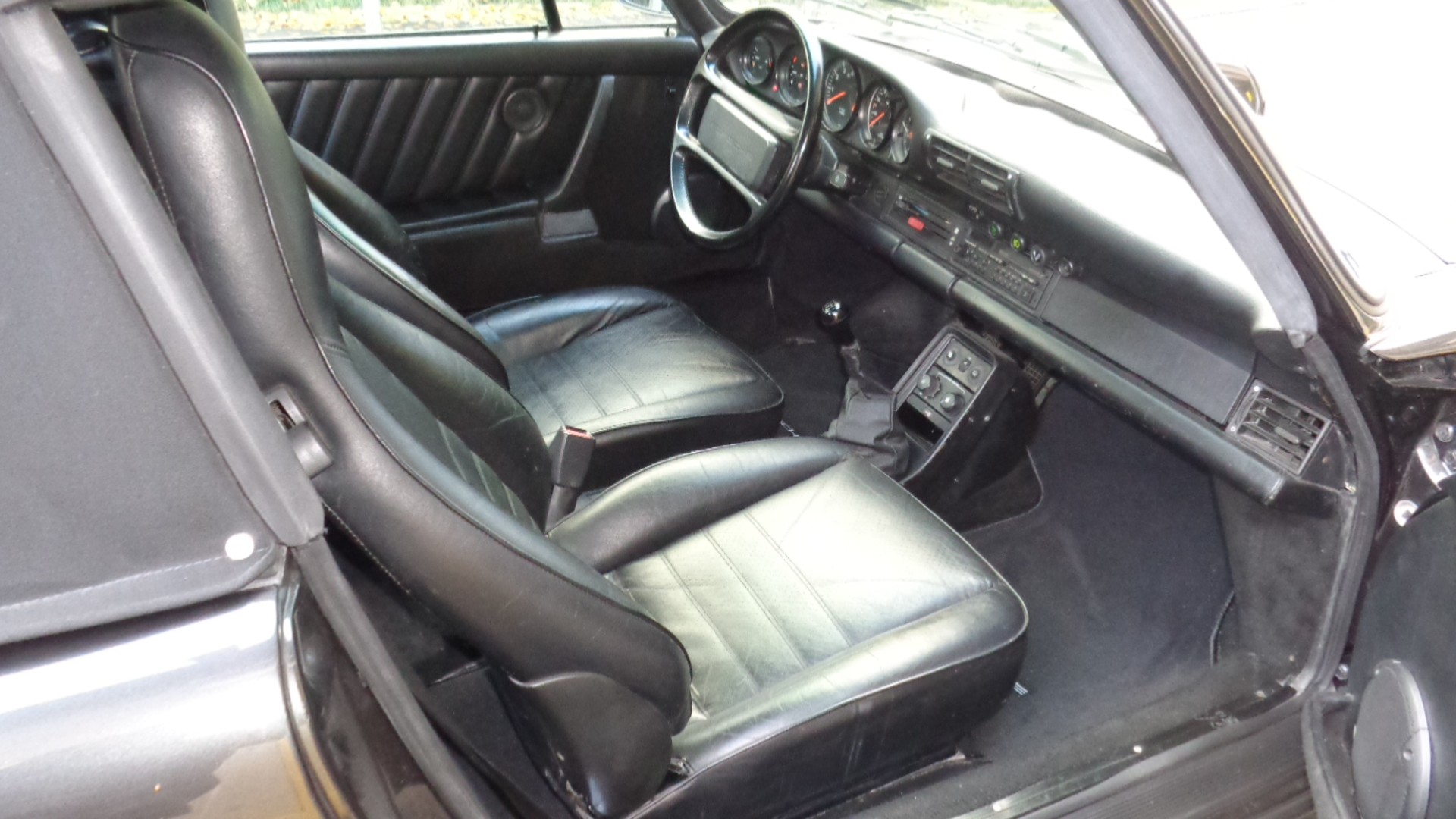 PORSCHE 911 Carrera Cabrio-image-12