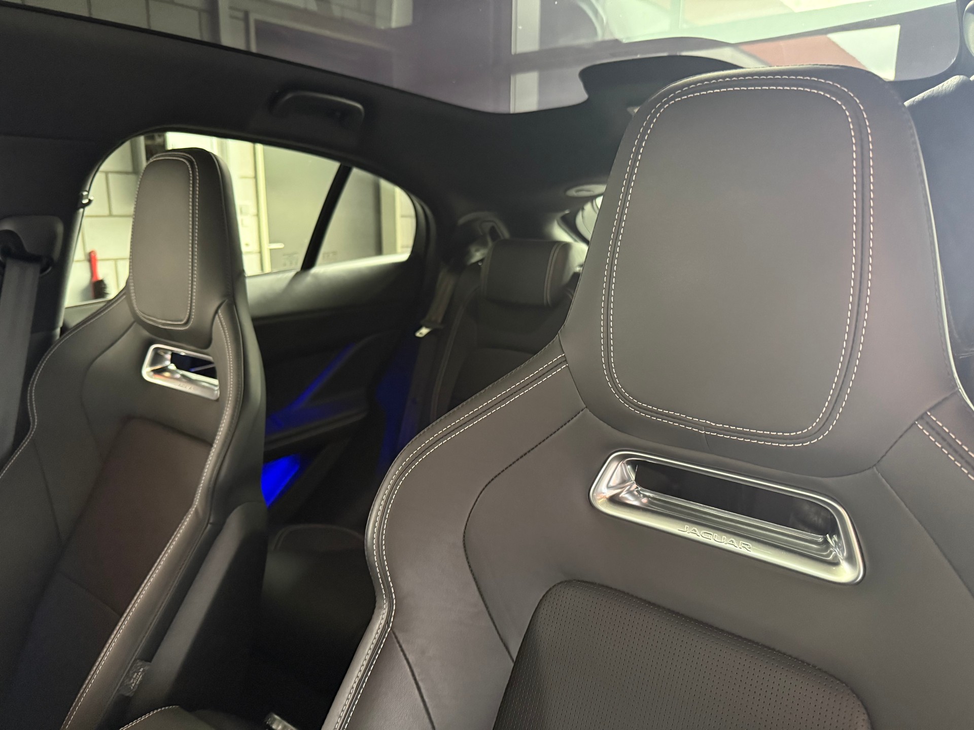 JAGUAR I-Pace EV400 First Edition AWD-image-5