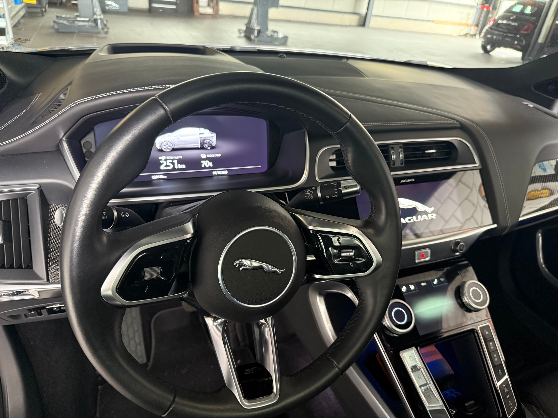 JAGUAR I-Pace EV400 First Edition AWD-image-6
