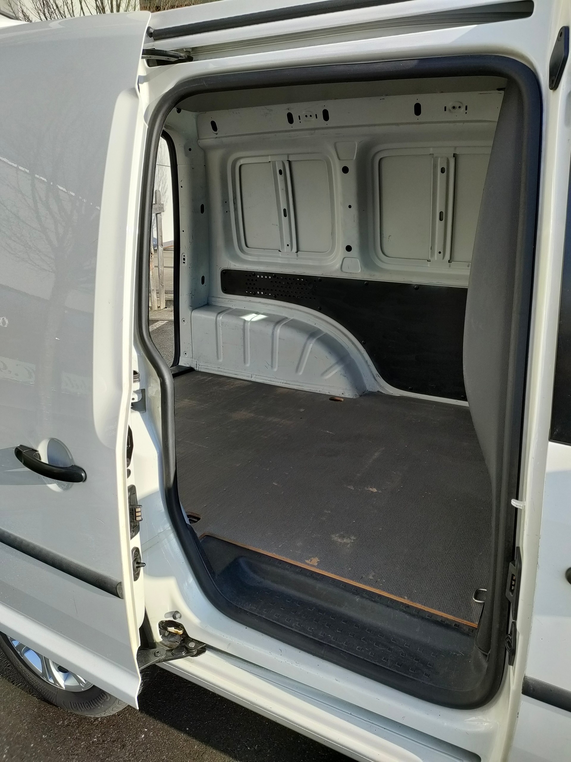 VW Caddy 2.0TDI 4Motion BlueMotion Technology-image-8