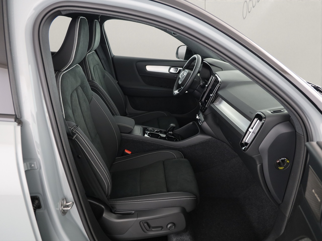 VOLVO XC40 2.0 B4 MH Black Edition-image-7