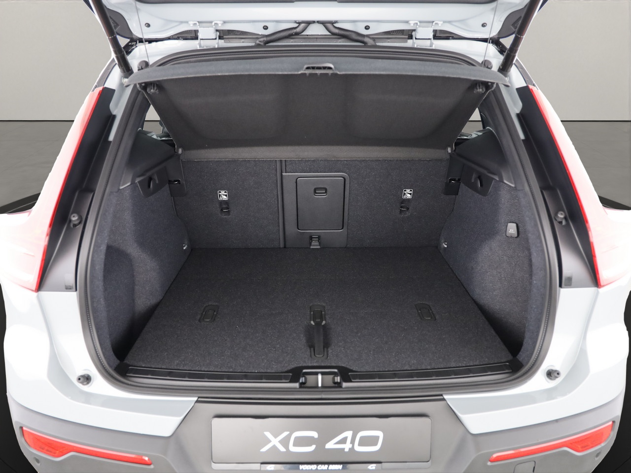 VOLVO XC40 2.0 B4 MH Black Edition-image-4