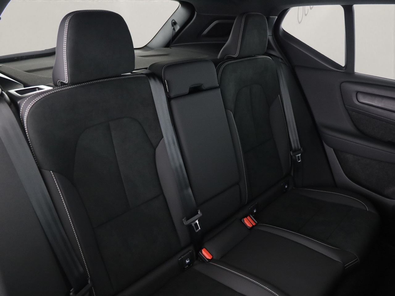 VOLVO XC40 2.0 B4 MH Black Edition-image-6