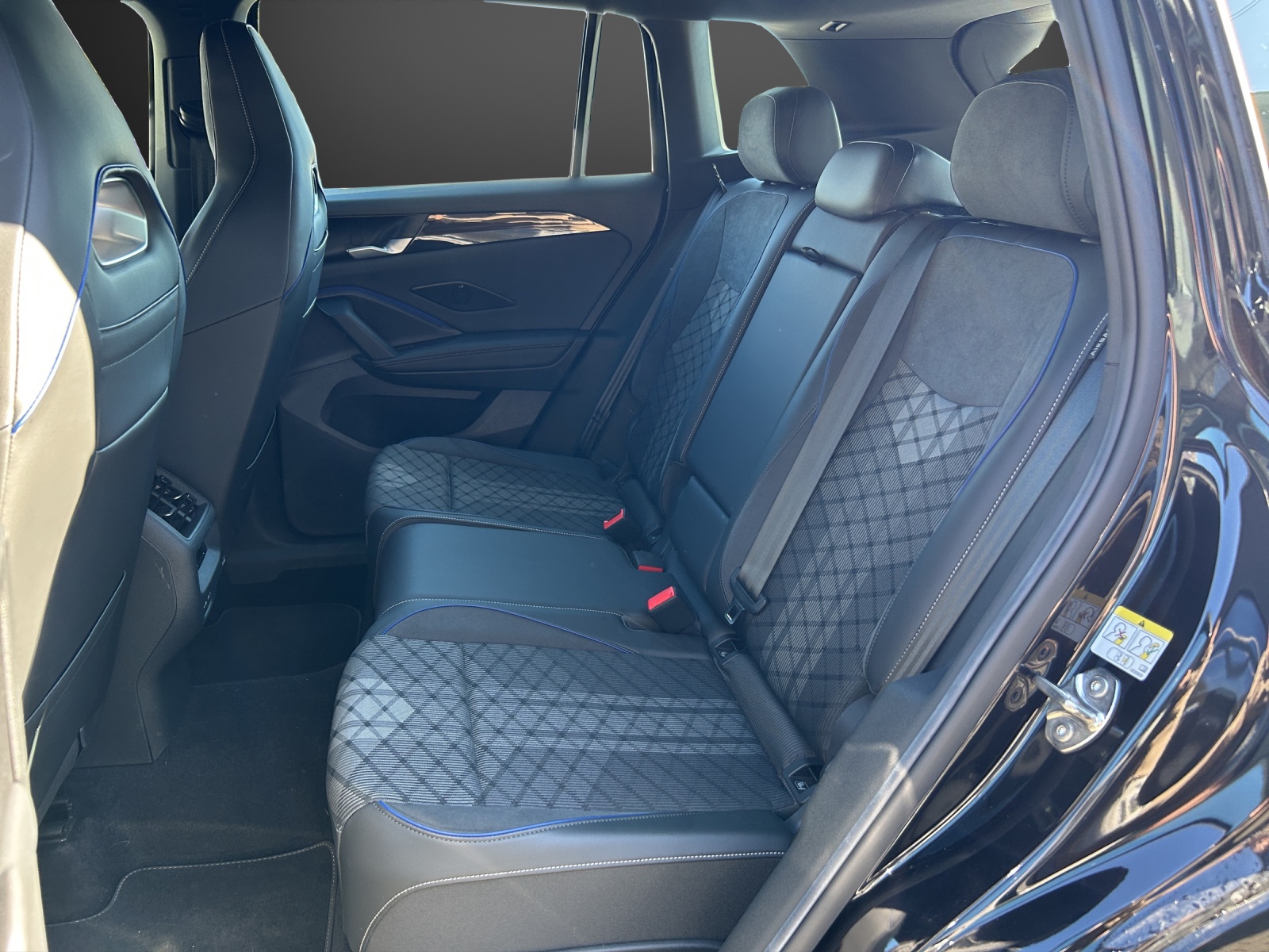 VW Tiguan 2.0 TDI SCR R-Line 4Motion DSG-image-7