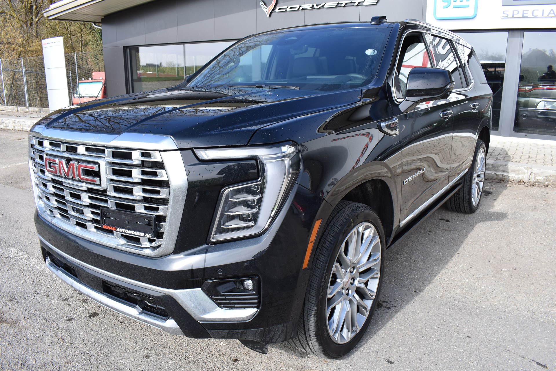 GMC Yukon Denali-image-2