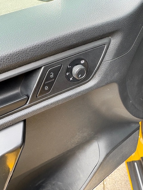 VW Caddy 1.0 TSI BlueMotion Technology-image-12