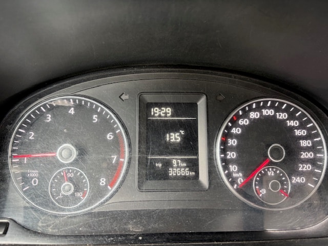 VW Caddy 1.0 TSI BlueMotion Technology-image-13