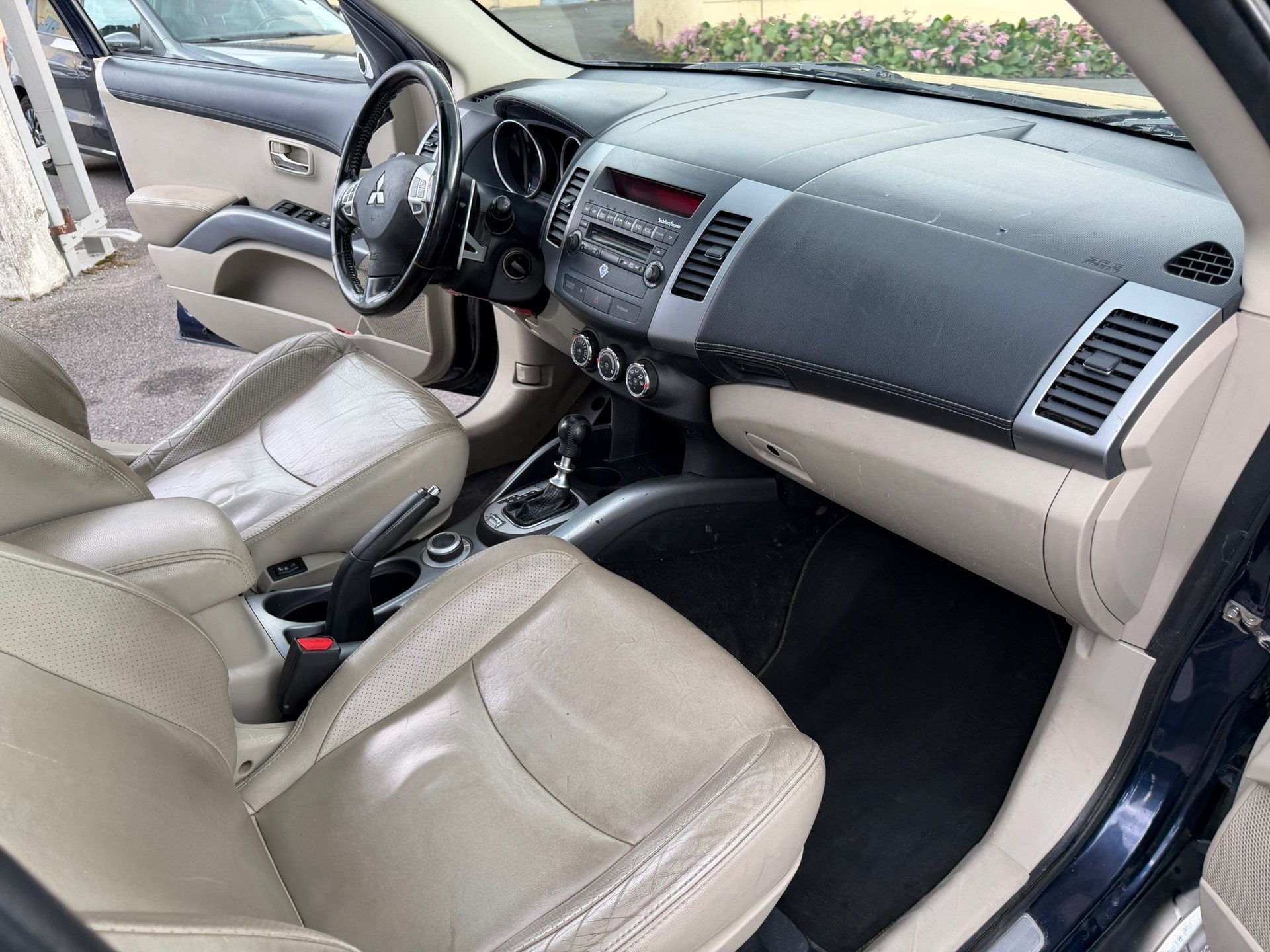 MITSUBISHI Outlander 2.2 DID Navigator 4WD TC-SST-image-11