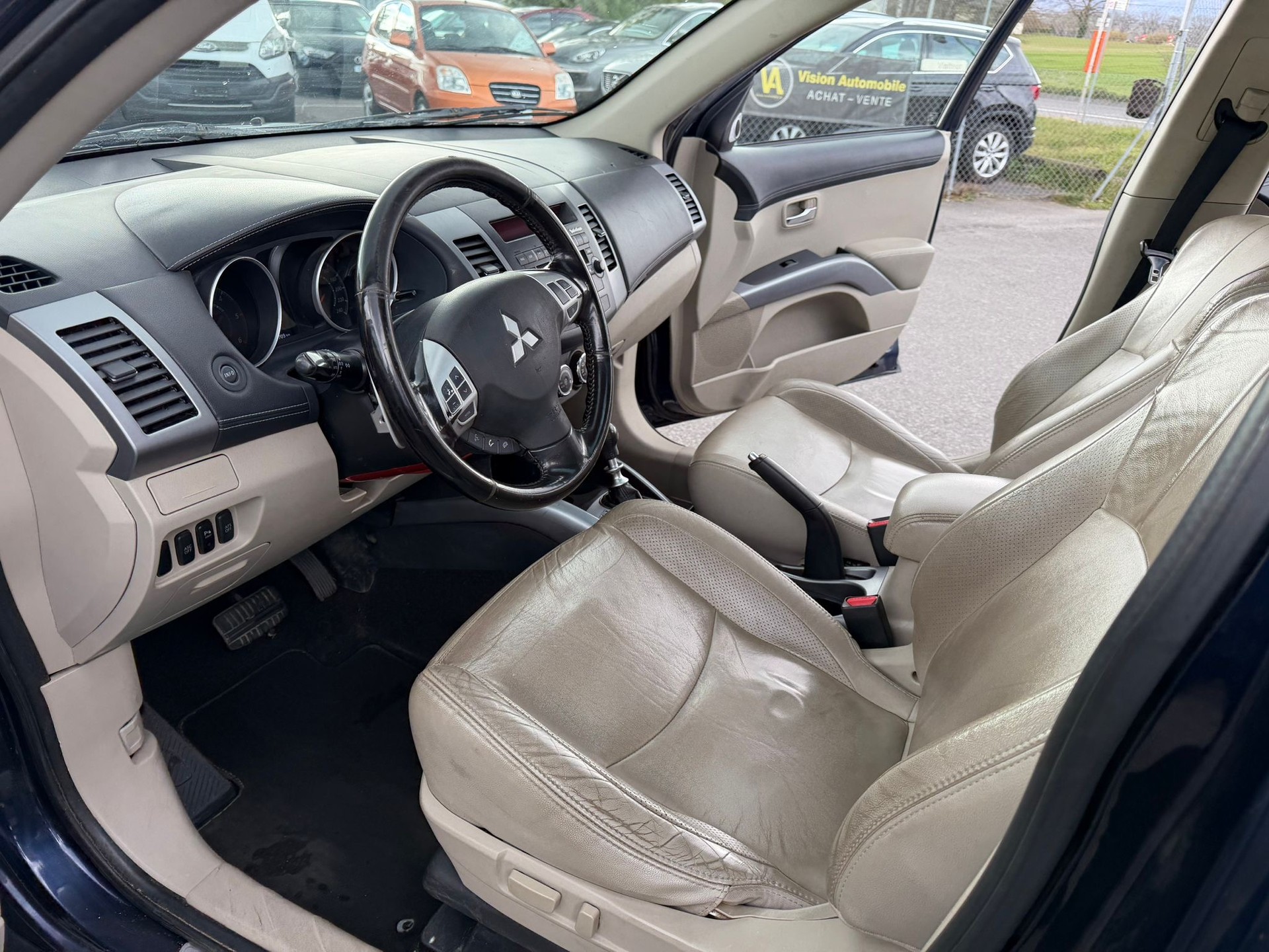 MITSUBISHI Outlander 2.2 DID Navigator 4WD TC-SST-image-9