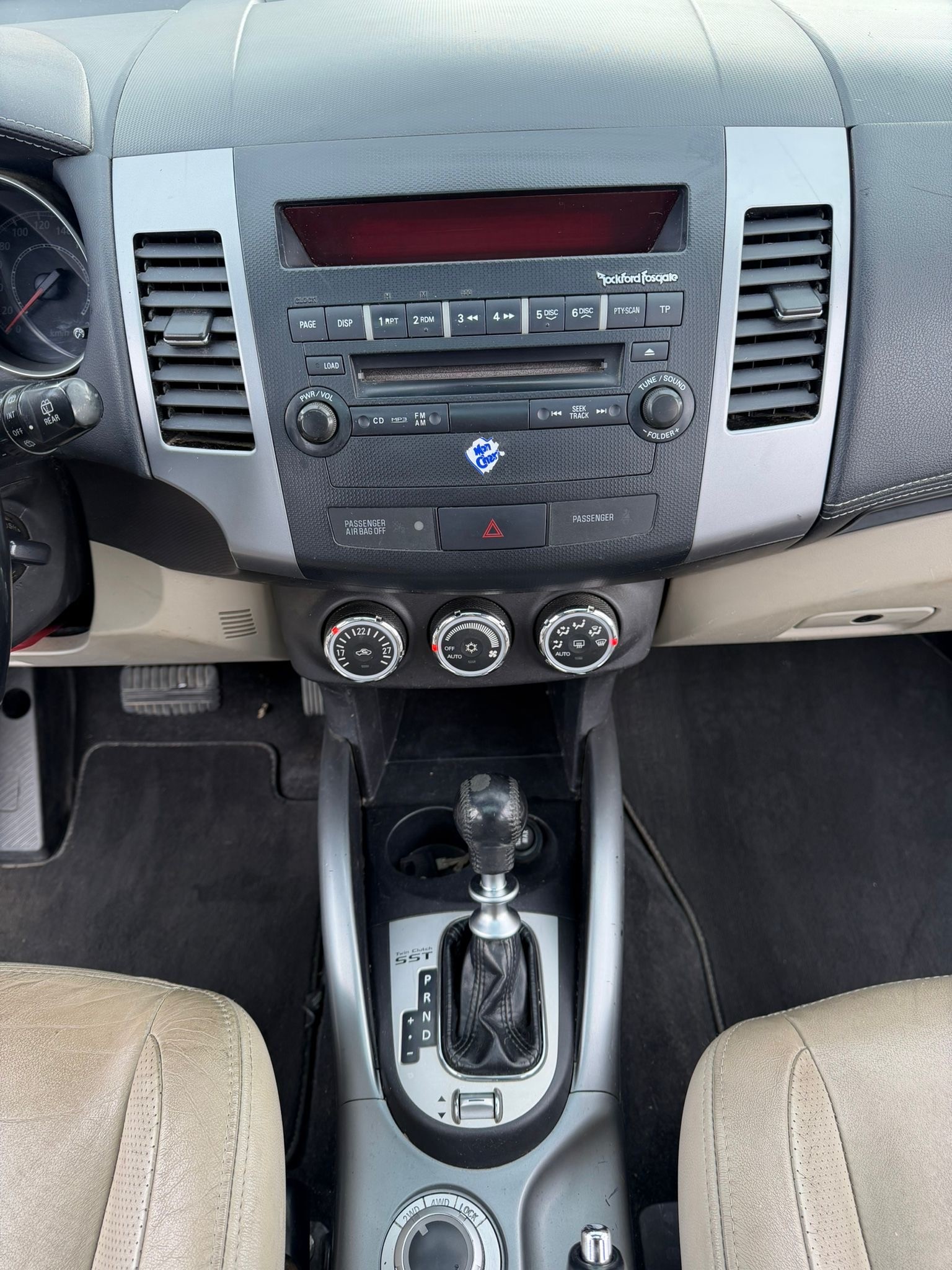 MITSUBISHI Outlander 2.2 DID Navigator 4WD TC-SST-image-8