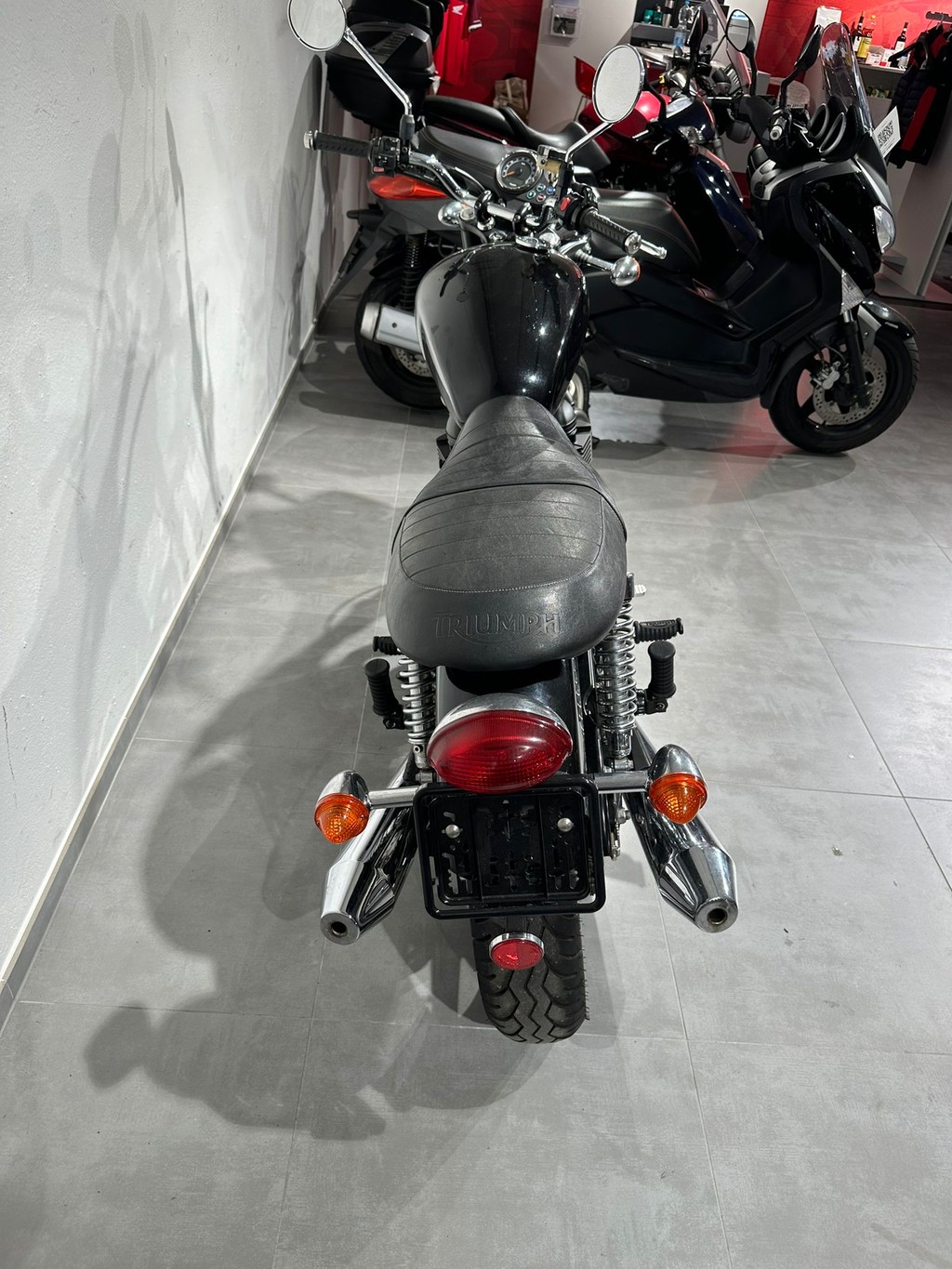 TRIUMPH Bonneville 900 i-showroom-element-3