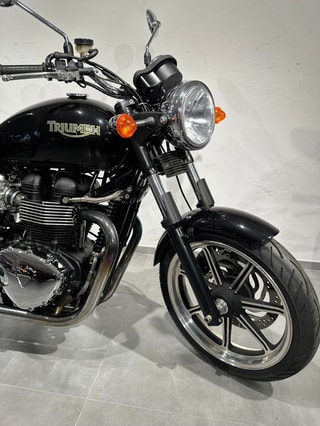TRIUMPH Bonneville 900 i-image-13