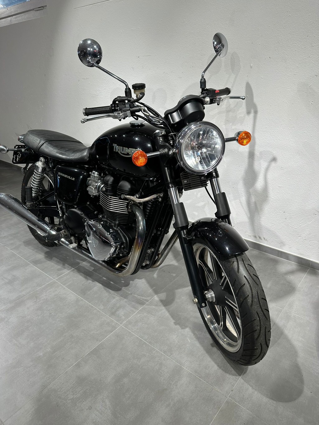 TRIUMPH Bonneville 900 i-showroom-element-1