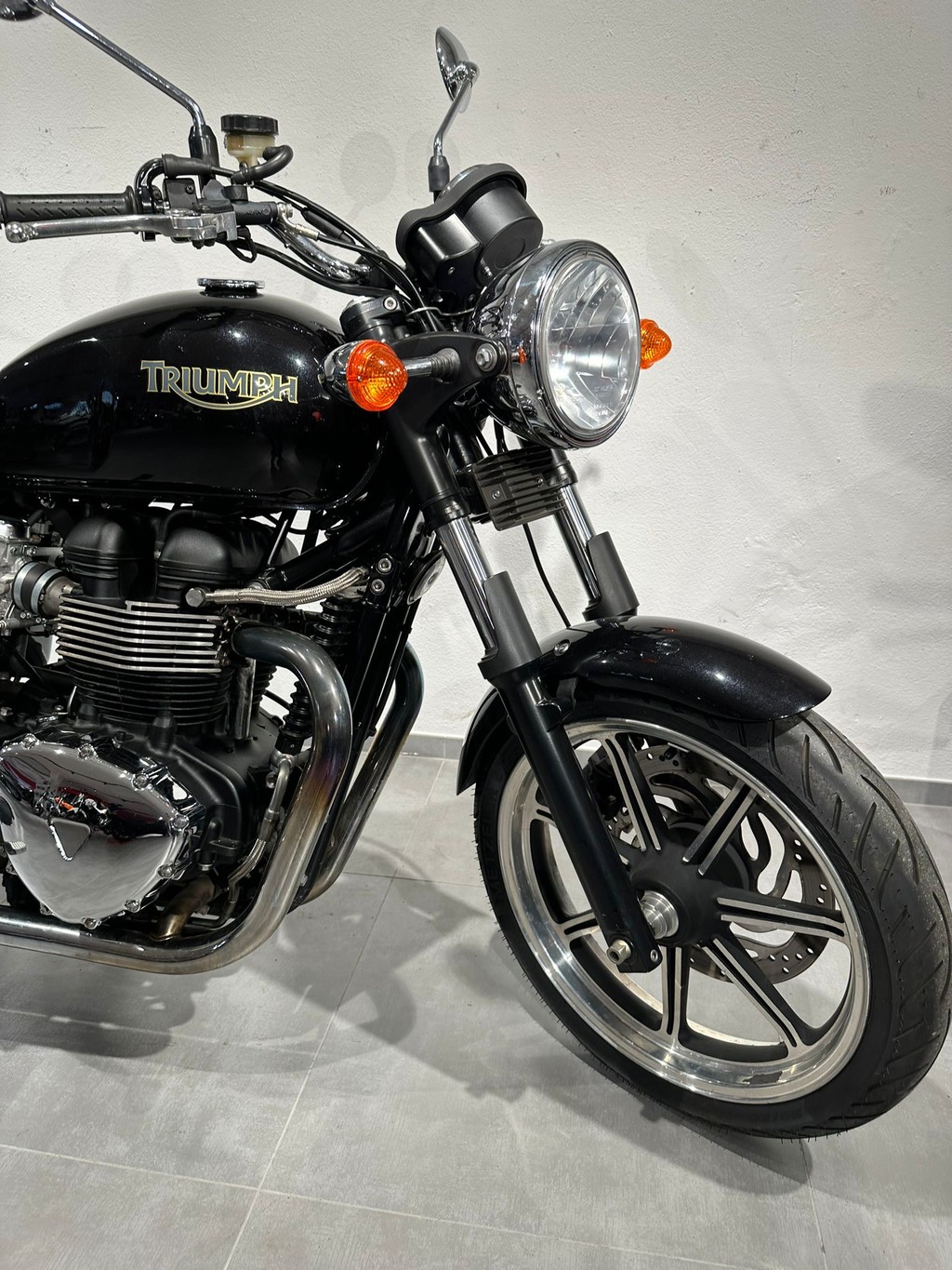 TRIUMPH Bonneville 900 i-image-5