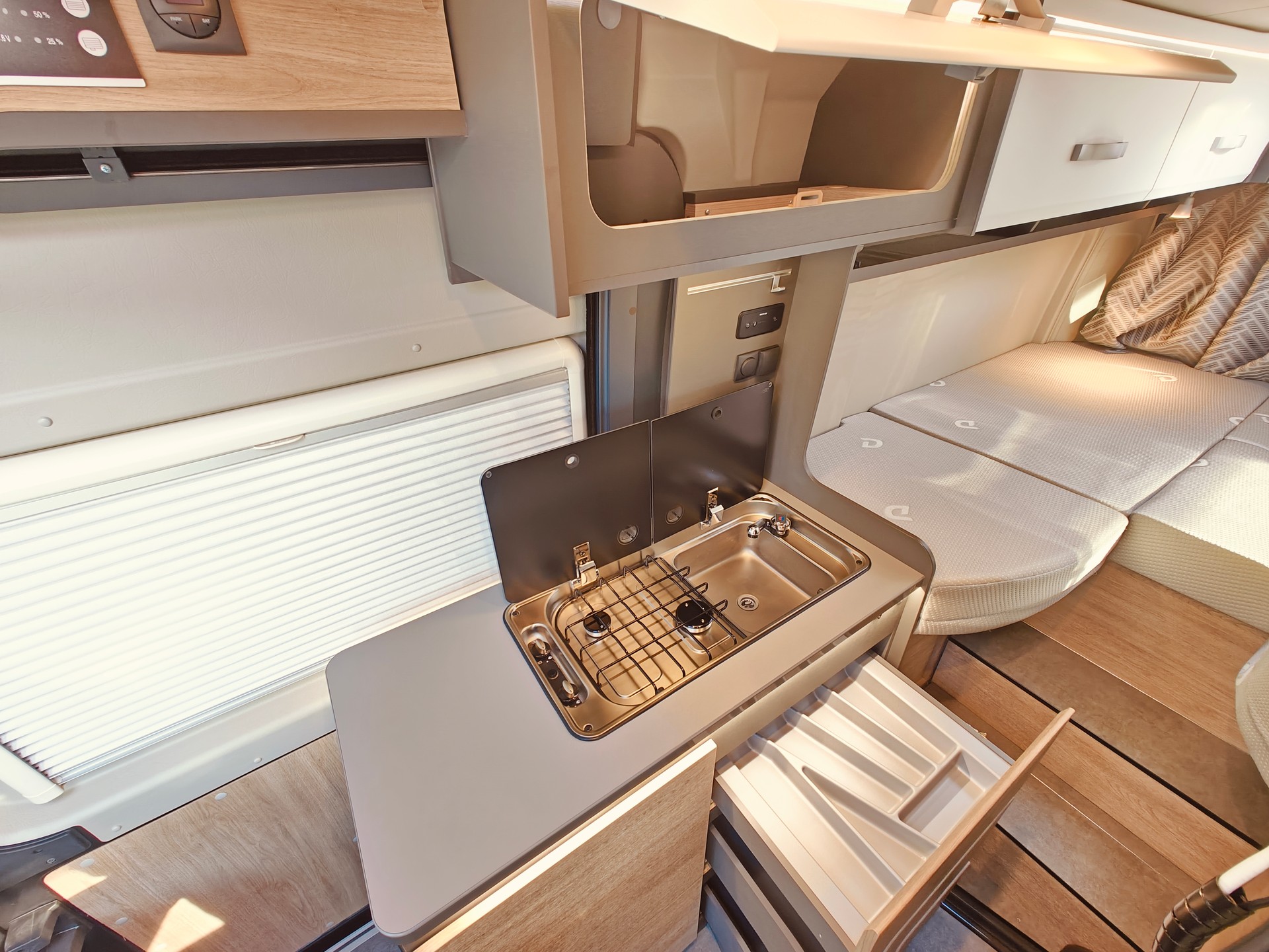 FIAT Dethleffs Globetrail 600 ER -- Automat -- Längsbett -- Klimaanlage -- SAT-Anlage & TV -- Lithiumbatterie-image-22