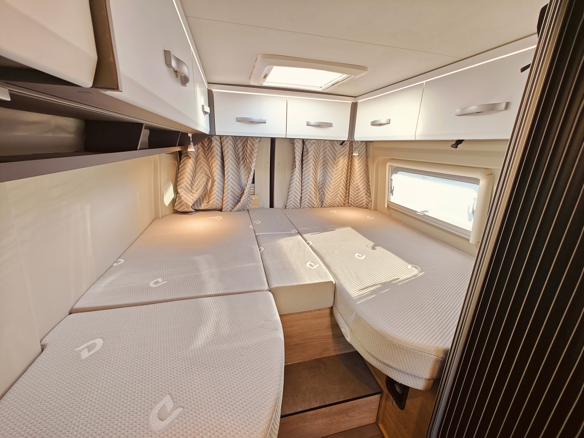 FIAT Dethleffs Globetrail 600 ER -- Automat -- Längsbett -- Klimaanlage -- SAT-Anlage & TV -- Lithiumbatterie-image-18