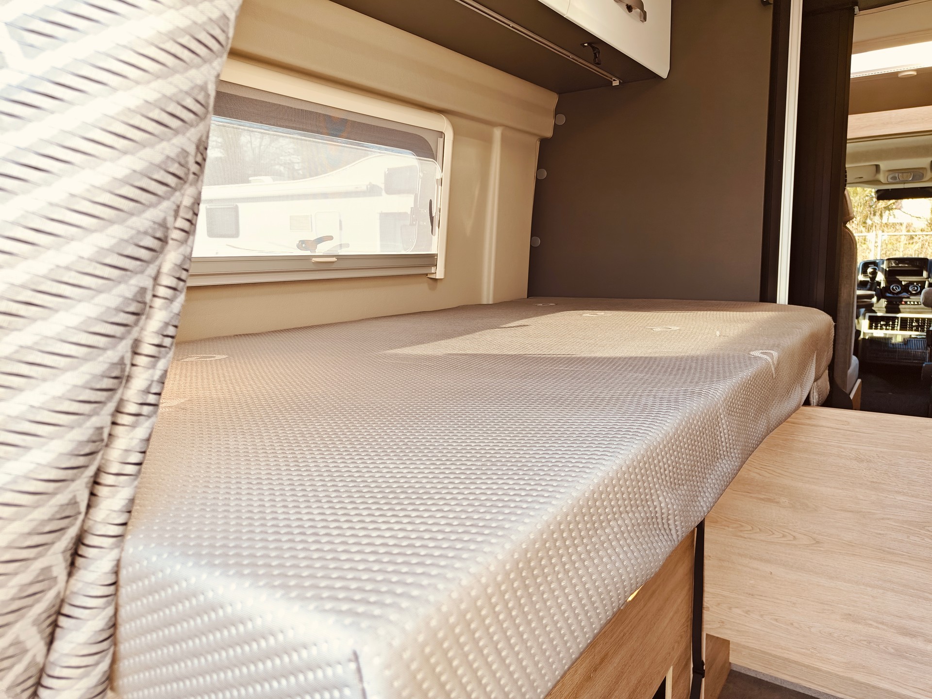 FIAT Dethleffs Globetrail 600 ER -- Automat -- Längsbett -- Klimaanlage -- SAT-Anlage & TV -- Lithiumbatterie-image-9