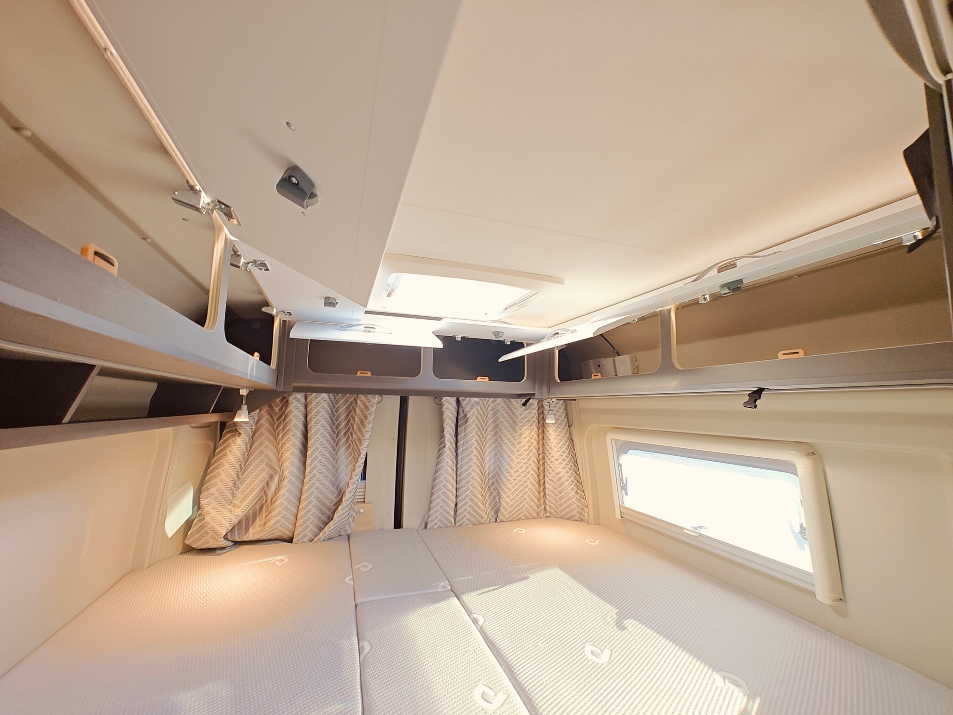 FIAT Dethleffs Globetrail 600 ER -- Automat -- Längsbett -- Klimaanlage -- SAT-Anlage & TV -- Lithiumbatterie-image-20
