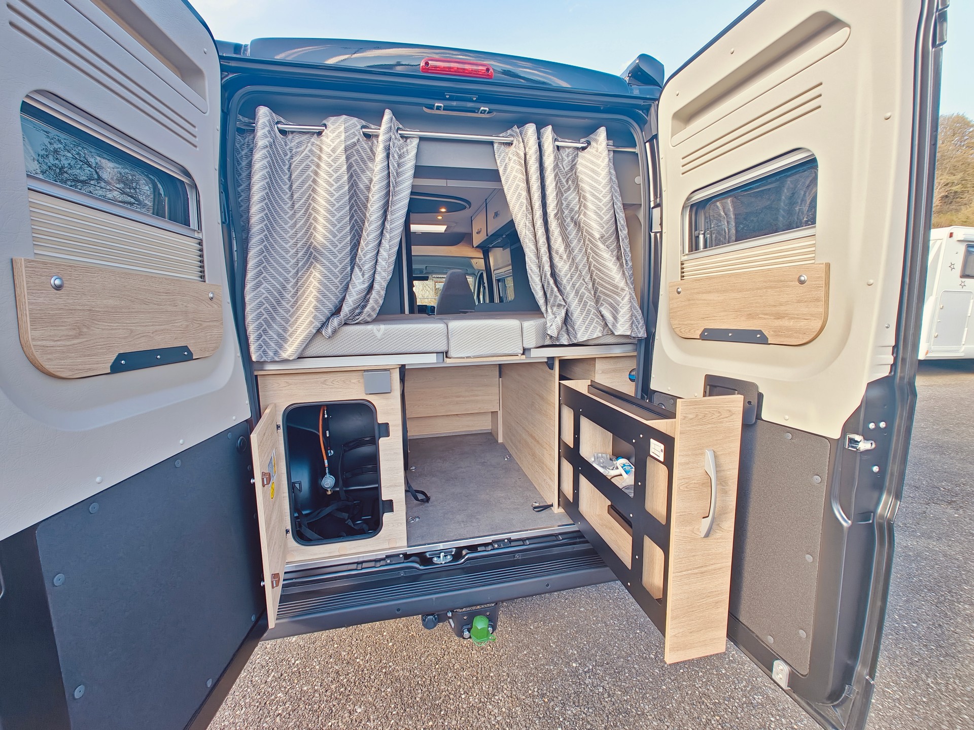 FIAT Dethleffs Globetrail 600 ER -- Automat -- Längsbett -- Klimaanlage -- SAT-Anlage & TV -- Lithiumbatterie-image-8