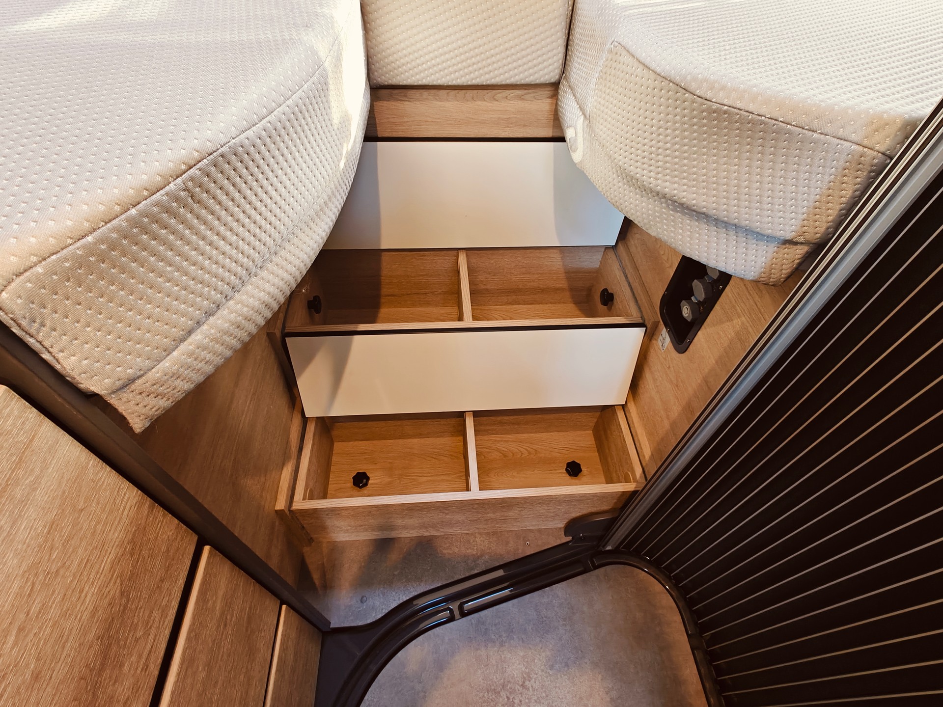 FIAT Dethleffs Globetrail 600 ER -- Automat -- Längsbett -- Klimaanlage -- SAT-Anlage & TV -- Lithiumbatterie-image-19