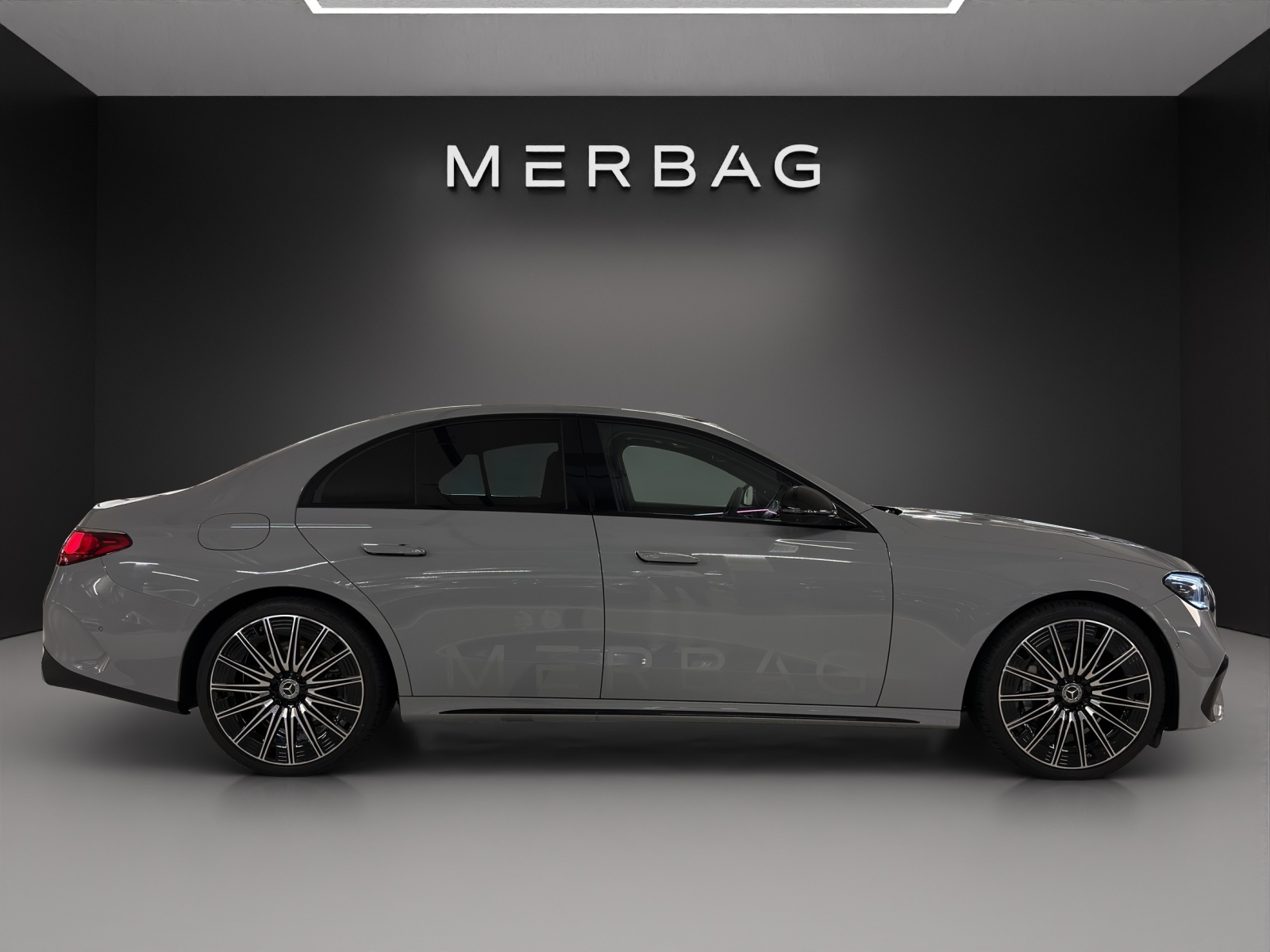 MERCEDES-BENZ E 450 d 4Matic AMG-Line 9G-Tronic-image-4